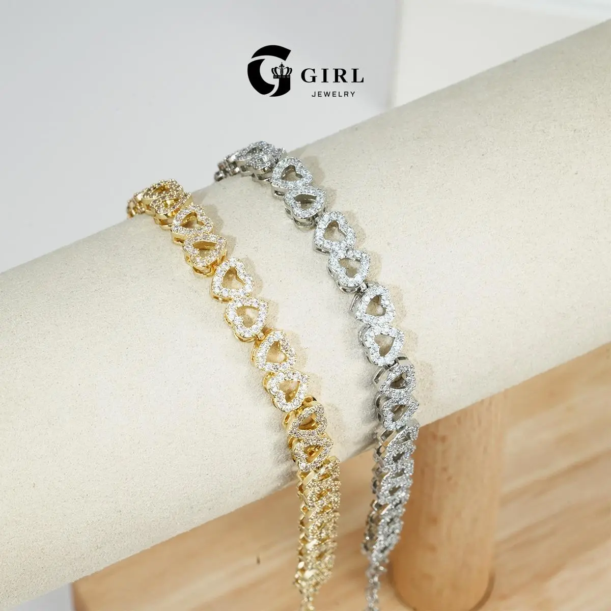 GGIRL Women's Elegant Heart Symbol Link Bracelet - Cubic Zirconia Bangle, Jewelry for Women, Valentine’s Day Gift for Girlfriend, Cubic Zirconia Bands, Elegant Bangle, Exquisite Bangle