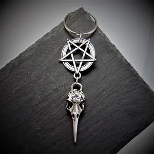 Gothic Crow Skull Keychain with Pentagram Charm, Raven Skull Key Ring, Halloween Gothic Bag Charm, Witchcore Alternative Accessories, Spooky Gift for Backpack, Purse, Car Keys & Everyday Carry
