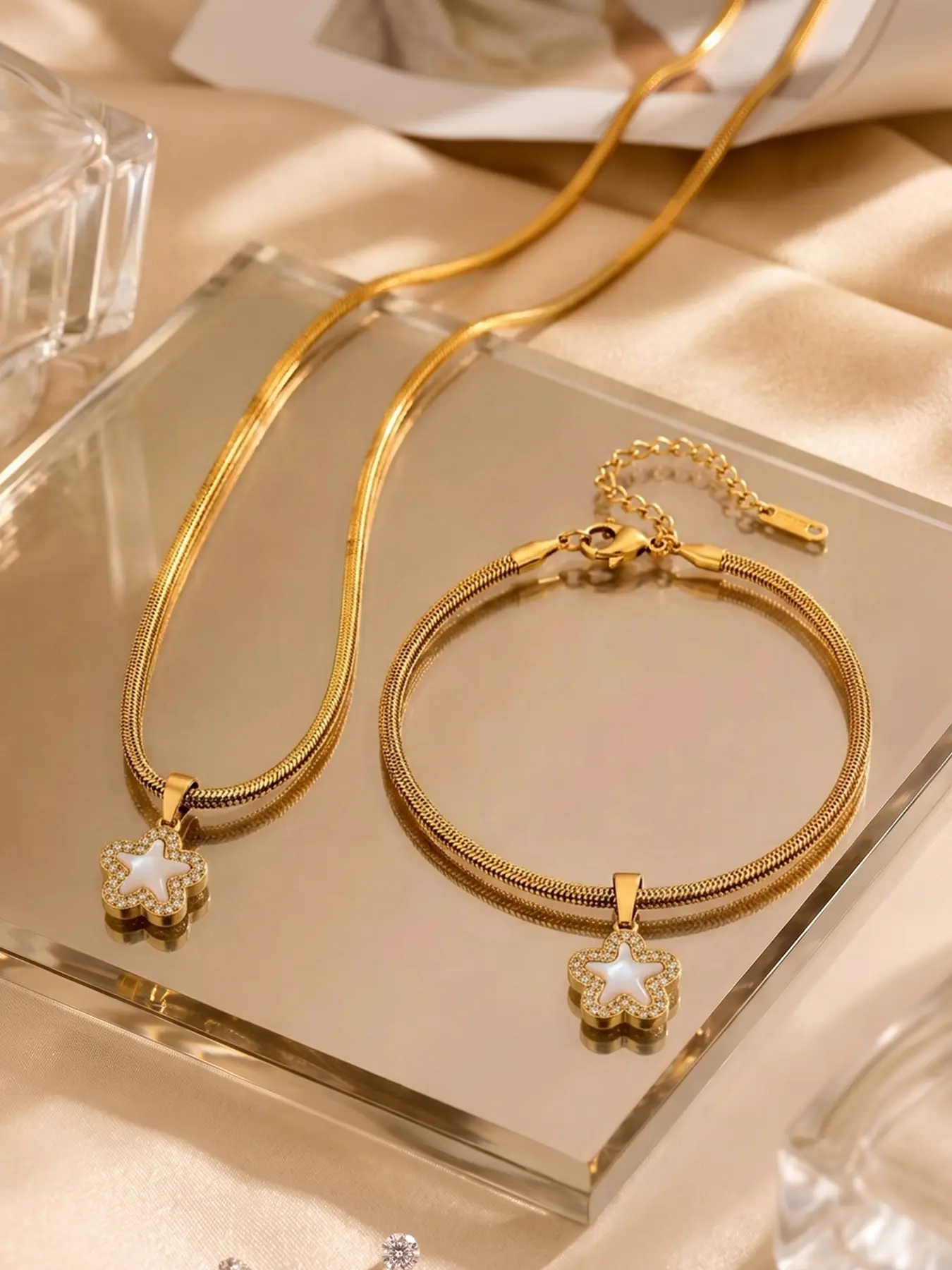 2pcs White Beimu Star studded Diamond Gold Snake Bone Necklace Bracelet Set, Stainless Steel Material Non Fading Allergy Sweet French Light Luxury Gentle Commuting Style, Suitable for Holiday Travel Photography
