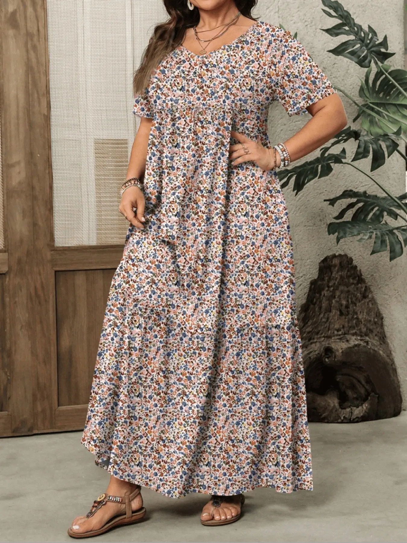Plus size women's plus size fashionable random geometric print pattern short sleeved long dress, layered cake skirt to decorate the body, suitable for commuting and indoor/outdoor wear