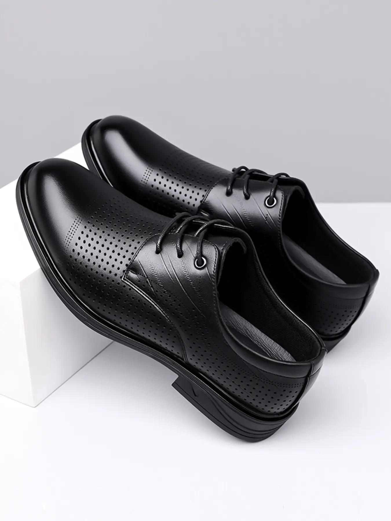 Men's summer breathable dress shoes, lace-up business formal shoes, wide and comfortable toe box, durable rubber outsole, breathable perforated upper, suitable for daily office work.