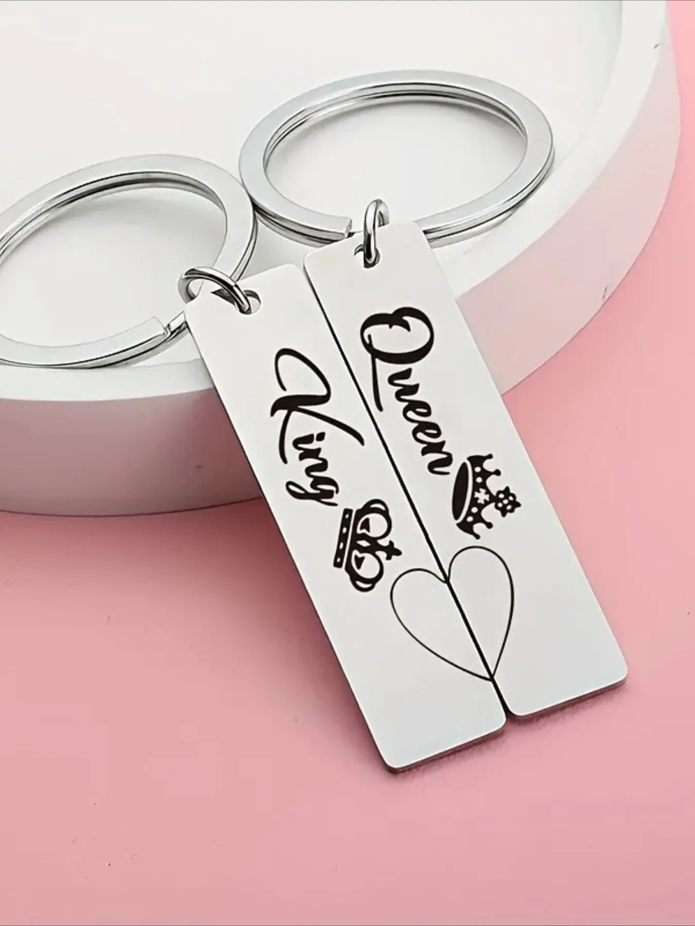 2 Romantic Couple Sets: "King & Queen" metal keychain with crown and heart design - a significant other for sweet adventures! Couple Gift, Symbol of Love, High Quality Key Ring with Minimalist Style, Exclusive Matching Styles, Valentine's Day Gift