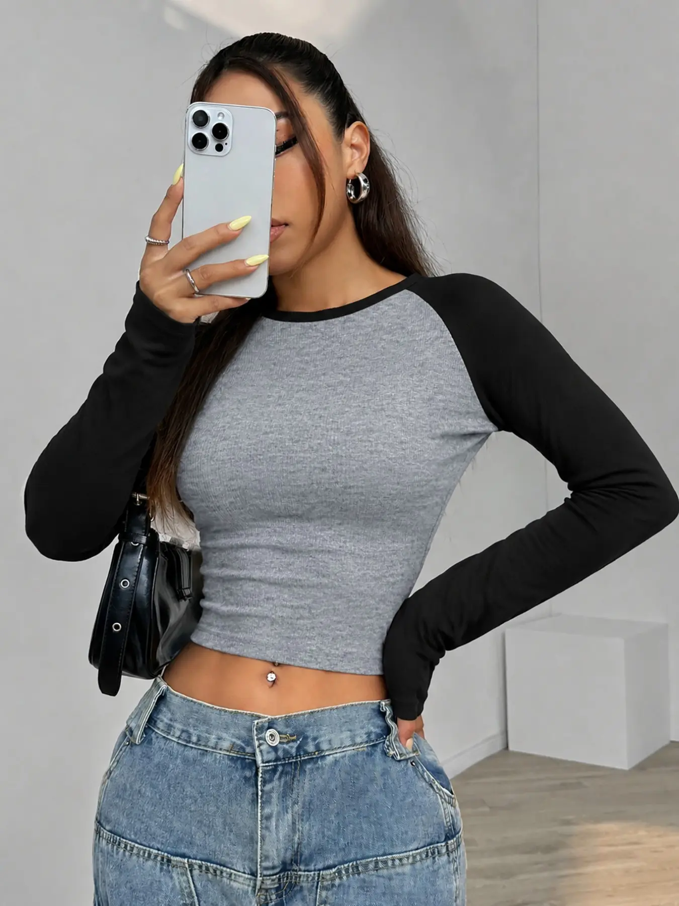 Grey Black Color Block Raglan Sleeve Crop Long Sleeve Top For Women, Slim Fitted Basic Stretch Tee, Trendy Summer Tee, Y2K Casual Soft Knit Blouse Matching Jeans For Daily Street Dating Summer Going Out Wear