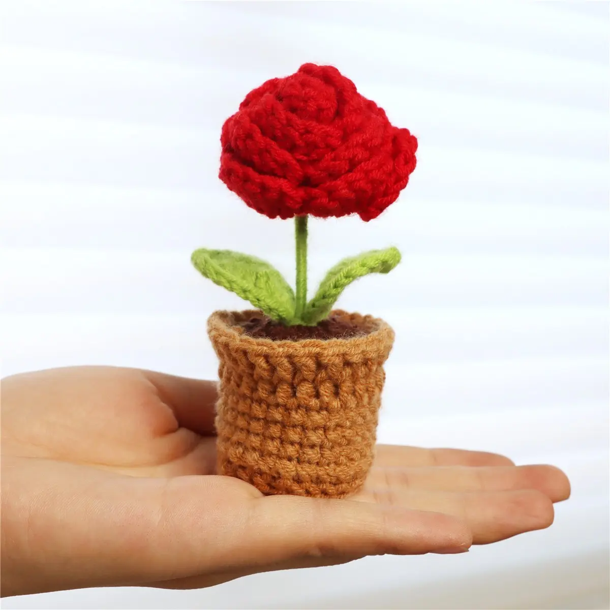 1pc Handmade Crocheted Rose Potted Plant, Mini Knitted Flower Pot Ornament, Cute Home Decor Gift, Heartwarming Gift for Friends/Family