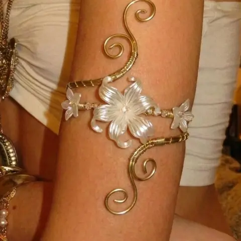 French Lily Flower Armlet, Sweet Cool Style, Wrap Design, Resin Pearl Flower, No Wear Restriction, Unique Fashionable Jewelry