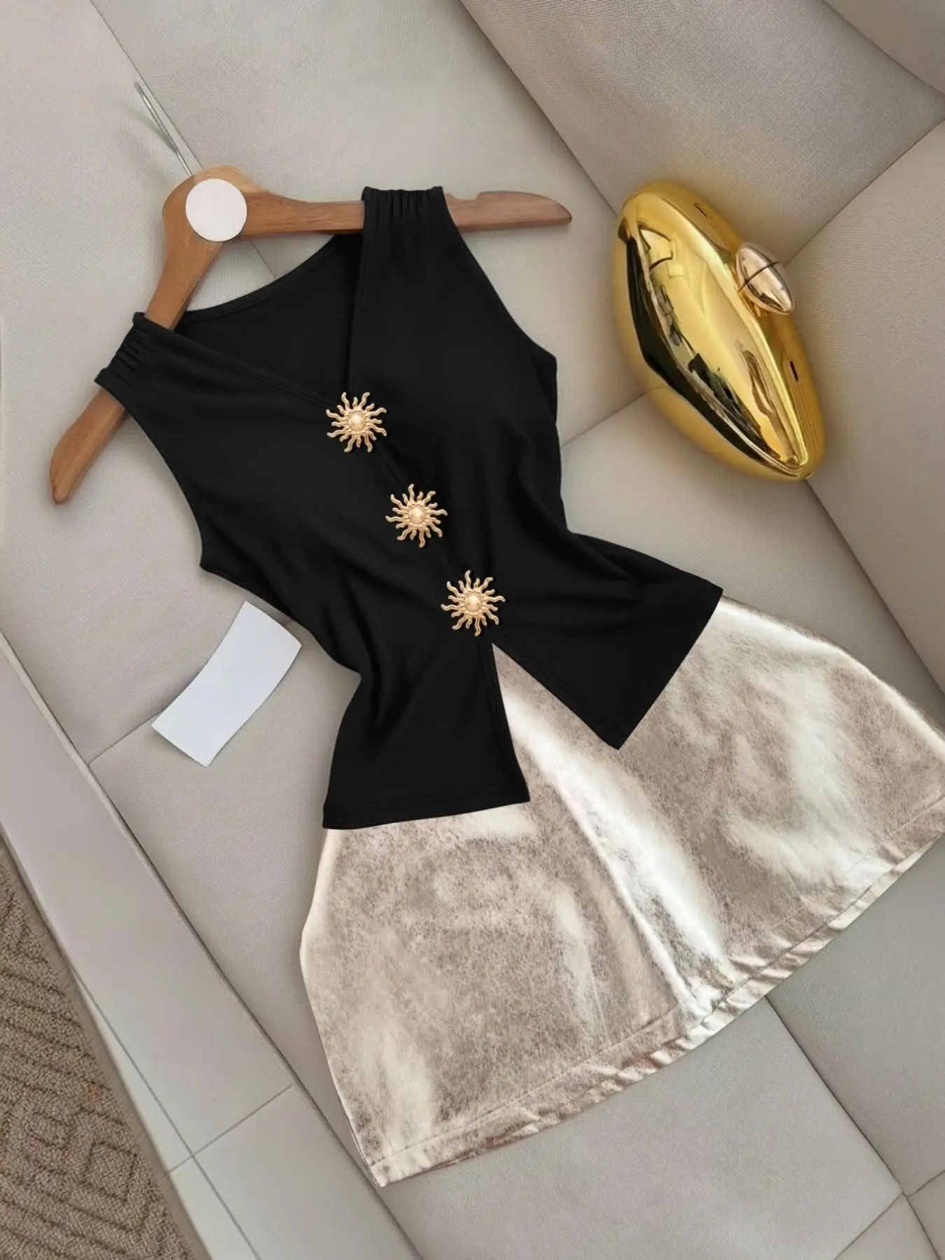 Sleeveless Gold Sunflower Button Slim Fit Vest With French Light Mature Style Deep V-Neck And Cinched Waist, Tailored For Women'S Commuting Wear, Casual Dating, And Daily Travel