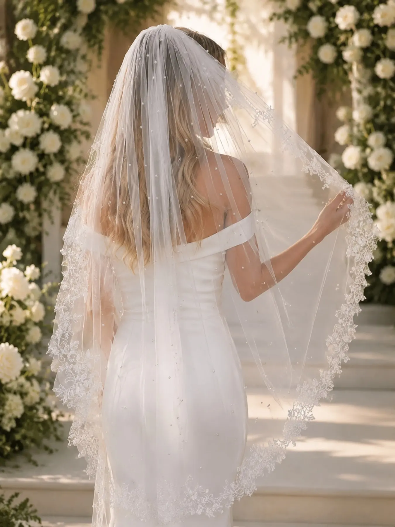 Luxurious 1m mid-length bridal veil with pearl and lace trim，Elegant bridal veil made of high-quality tulle，Adorned with floral lace edging，Suitable for wedding ceremonies and bridal photography