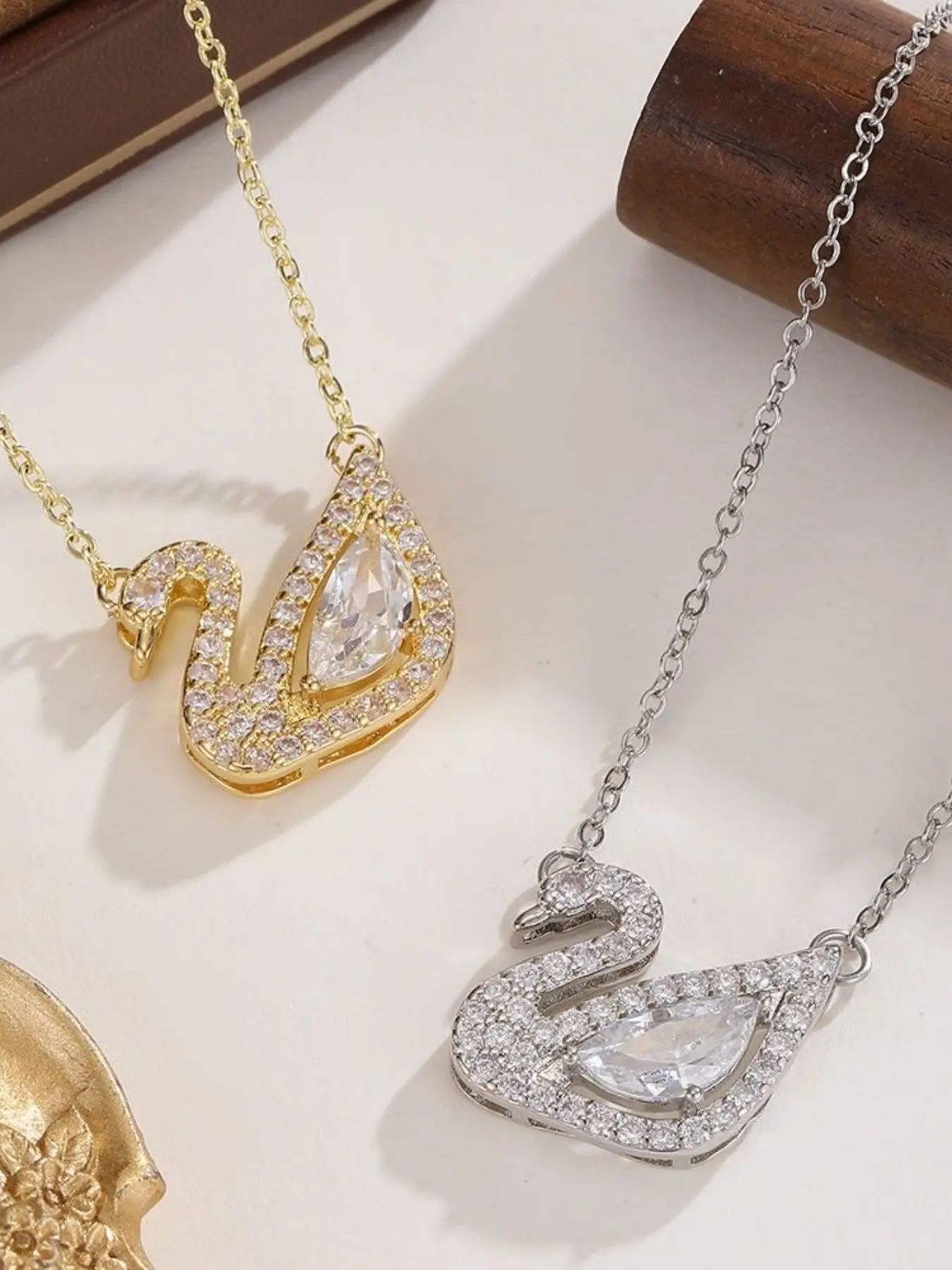 Elegant Women's Necklace, Fashionable Lockbone Chain, Cubic Zirconia Inlay, Beautiful Swan Design, Perfect for Daily Wear and Commute