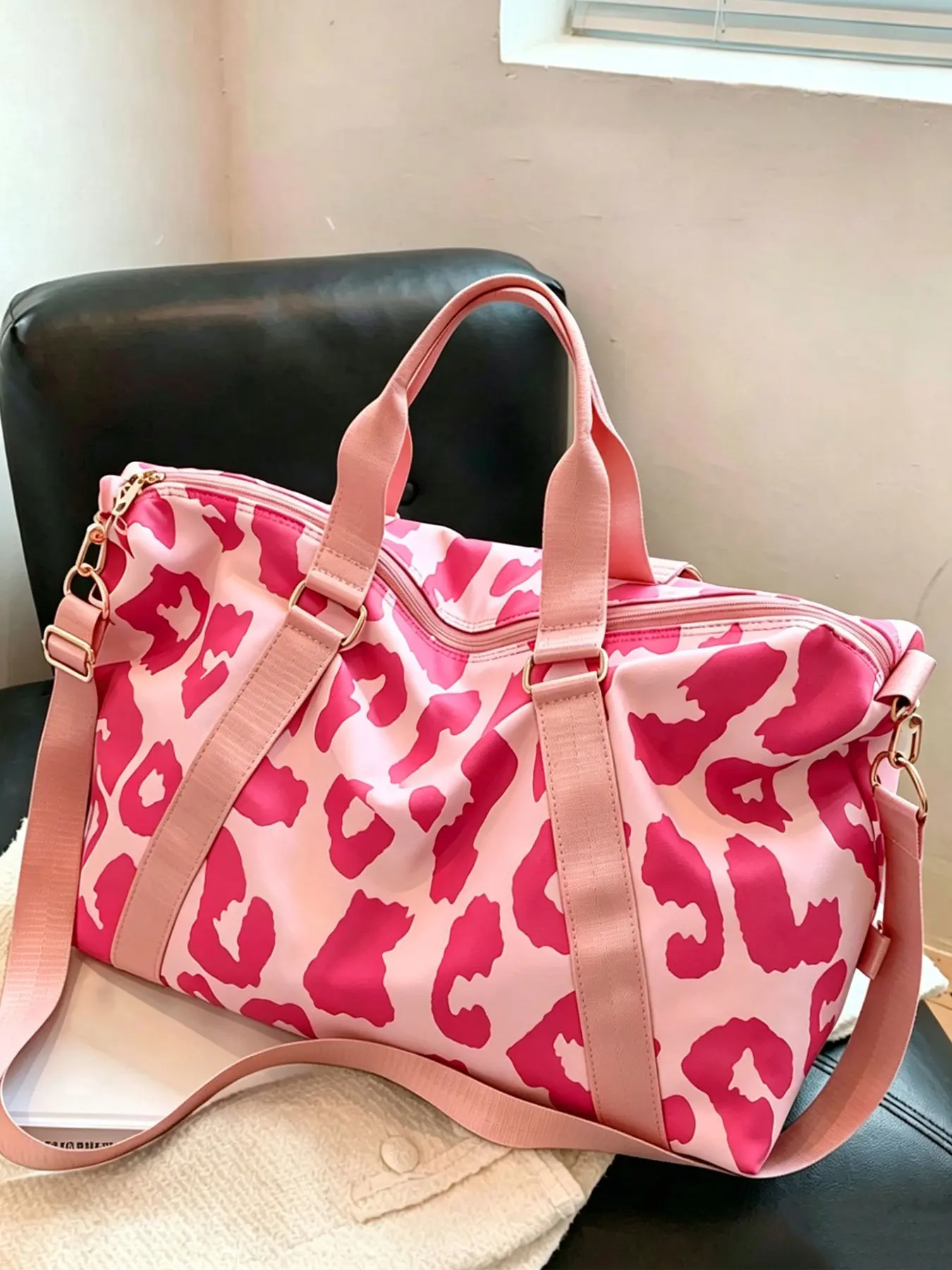 Relaxing leisure retro artistic style leopard print travel bag, casual style Lightweight Large Capacity simple and practical texture single shoulder handbag, detachable shoulder strap design, can accommodate clothes, hats, toiletries, personal items