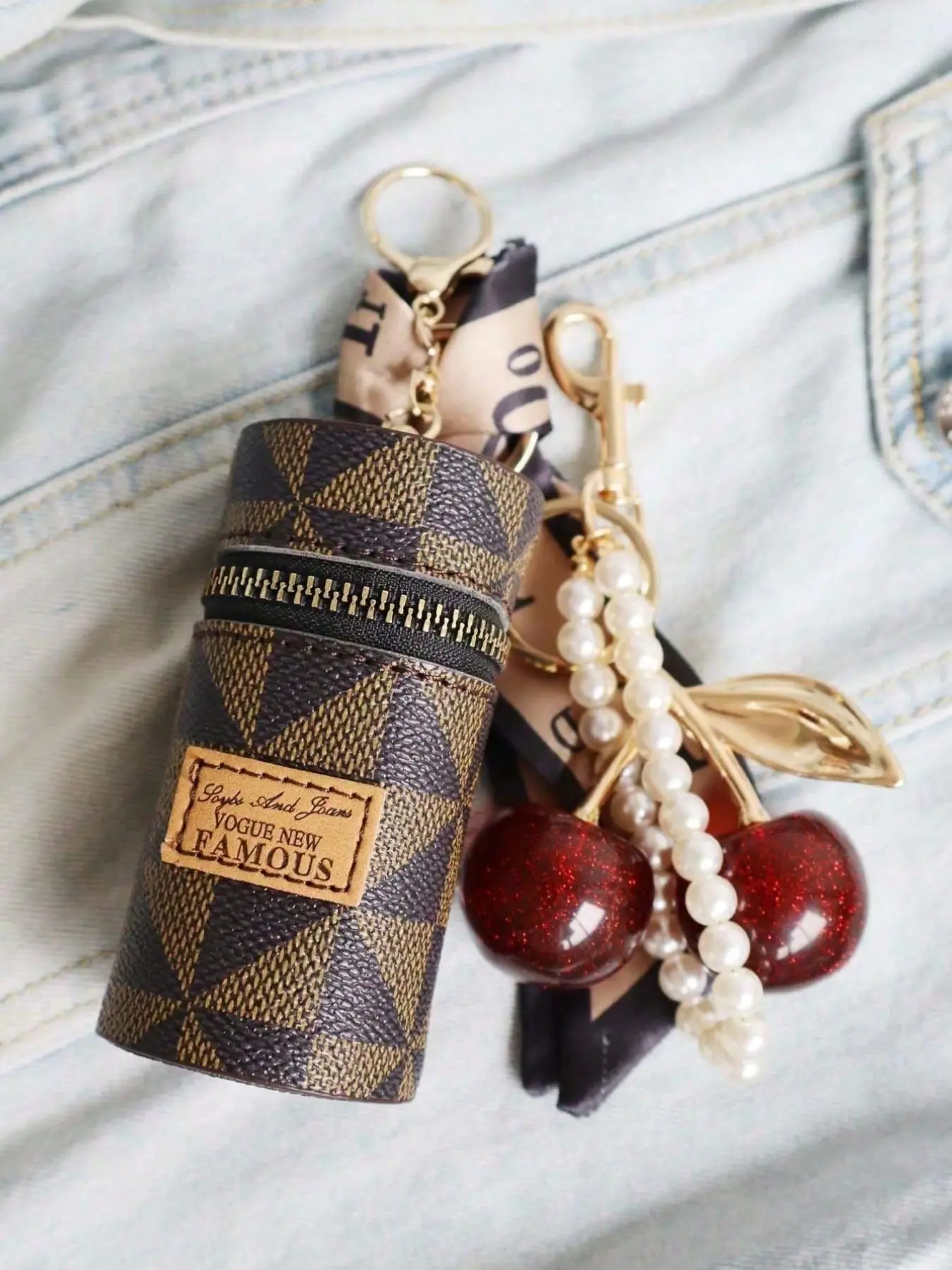 Quilted Leather Mini Lipstick Holder Keychain, Glitter Cherry & Pearl Charm, Vintage Style, Ideal for Lipstick, Keys, Earphones
