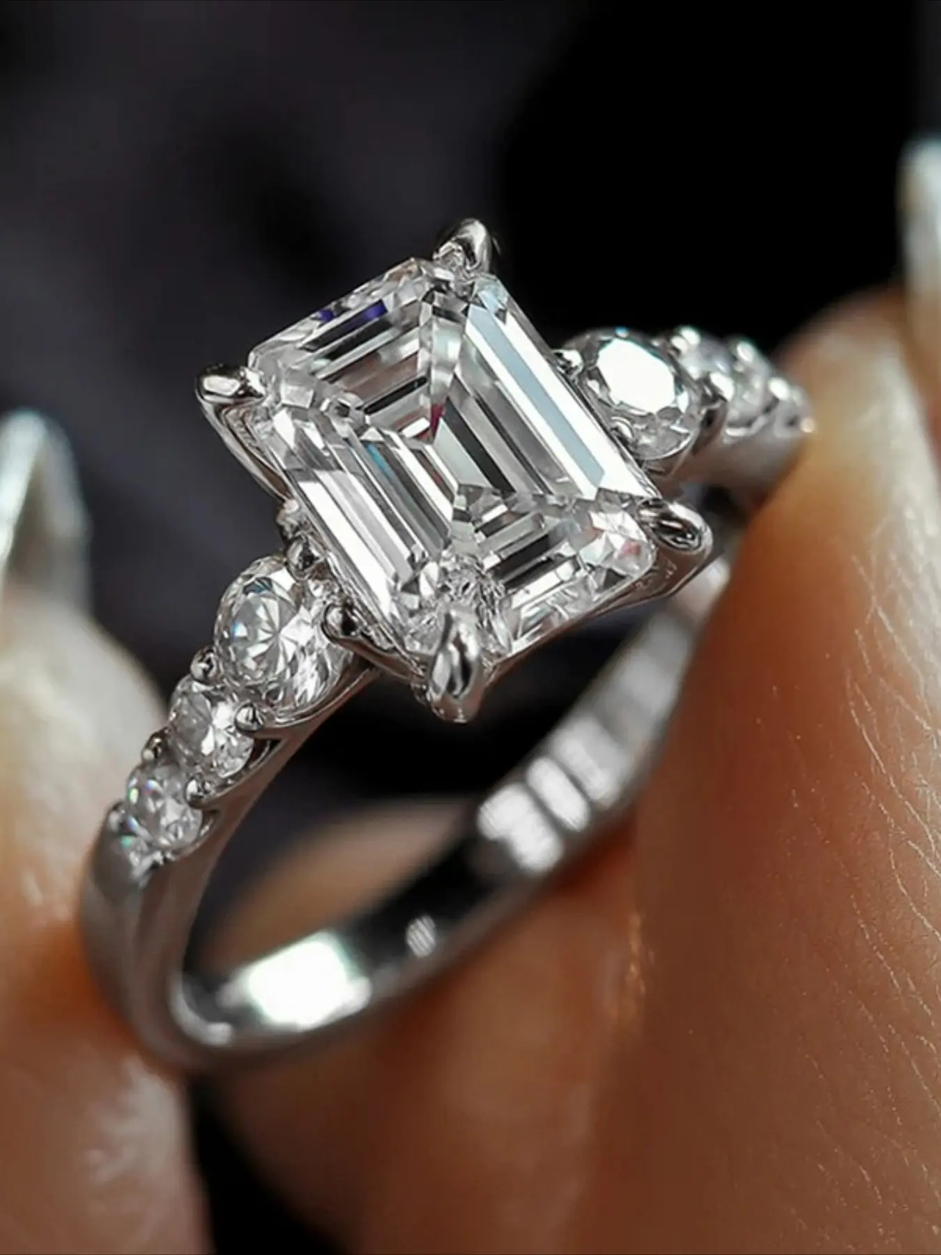 1Pc Emerald‑Cut Cubic Zirconia Engagement Ring Four‑Prong Setting Side Stone Paved Band Suitable for Wedding Anniversary Wear Ideal Valentine’s Day and Birthday Gift for Her.