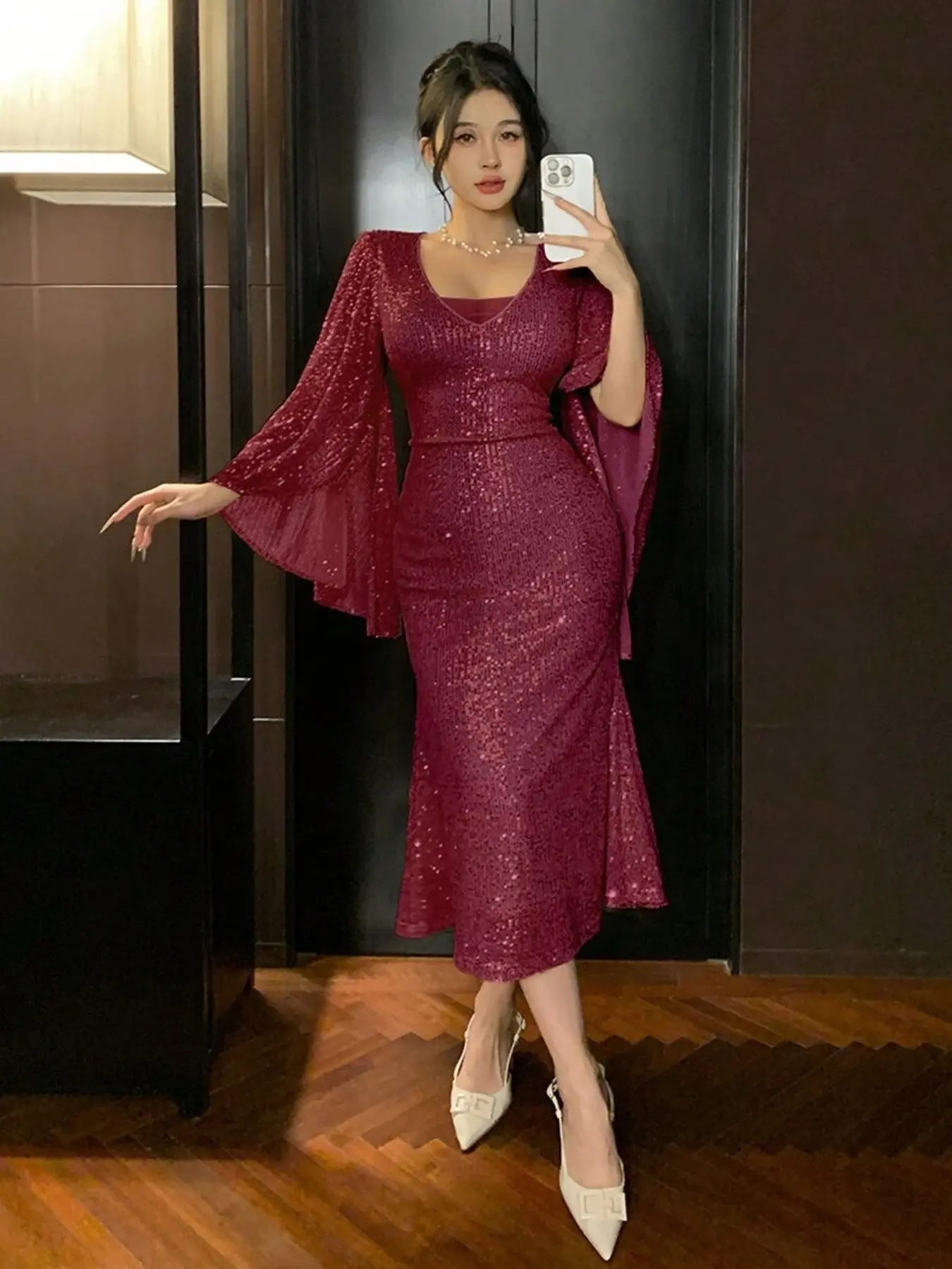 Elegant Long Fitted Evening Gown with Contrast Sequins, V-Neck Half Sleeve Design, Perfect for Evening Events, Parties, and Photoshoots