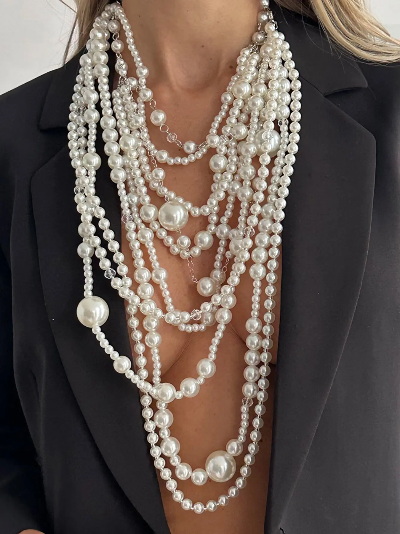 🖤 Black blazer + this pearl necklace = chef’s kiss! It adds the perfect dramatic touch to any simple outfit 🖤 #outfitinspo #pearljewelry #fashionstatement