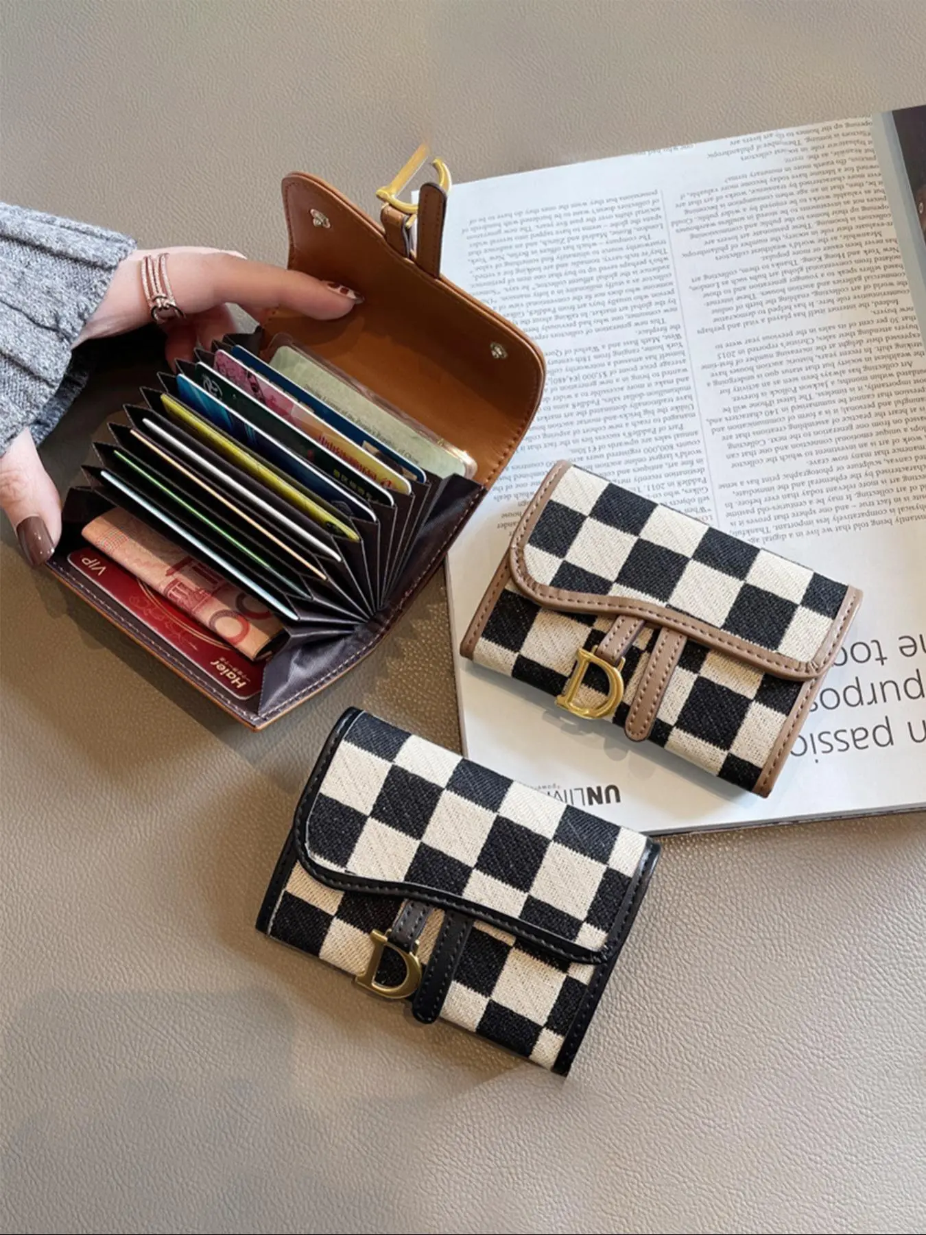 Women's Fashionable Checkerboard Pattern Card Holder, Casual Versatile D-buckle Card Holder, Trendy All-match Short Wallet for Daily Use, Card Organizer, Card Slots Pocket, Credit Cards Holder, Card Storage