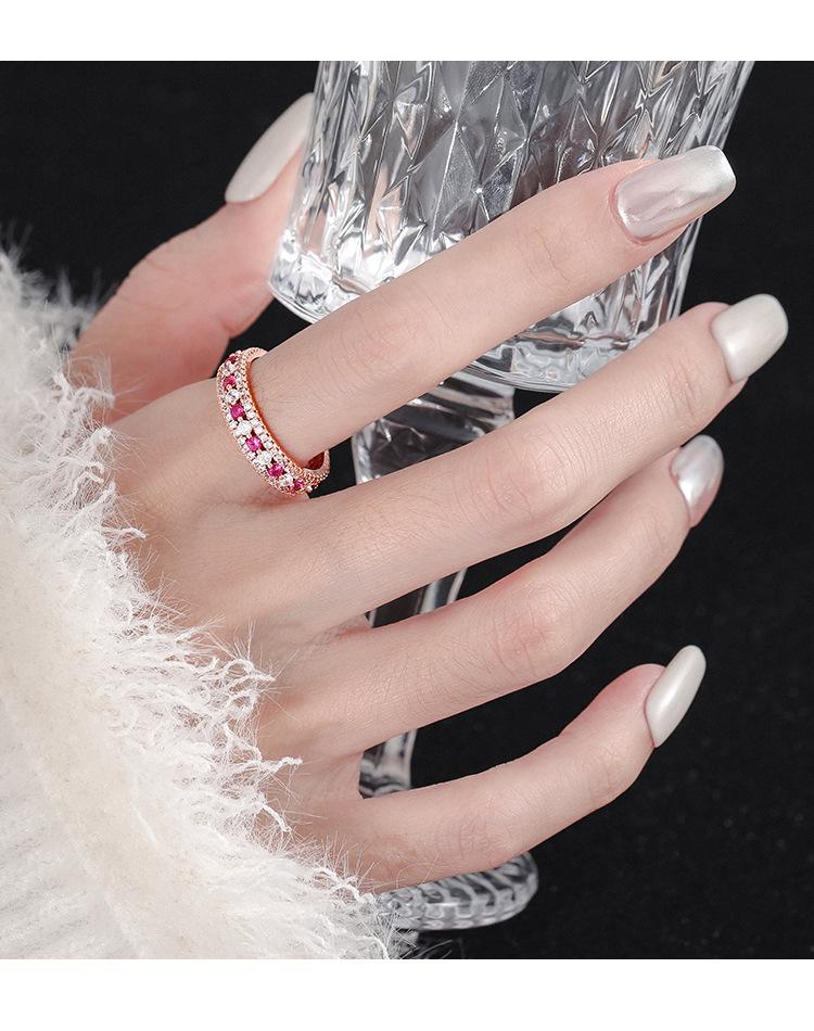 The new pink diamond ring for young girls with white diamonds and a full ring of pink diamonds exudes an exquisite and high-end feel