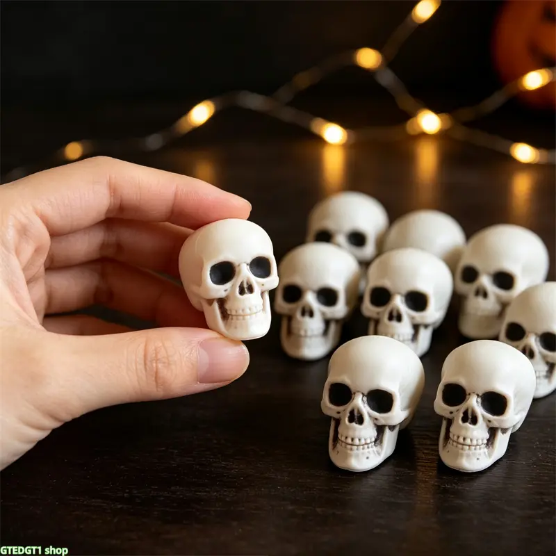Skull Theme Bag Charm Set (10-Piece) - DIY Ornaments, Halloween Decor, Fish Tank Substrate Decor, Portable Easy-to-Use Decorative Statues for Luggage & Bag Accessories
