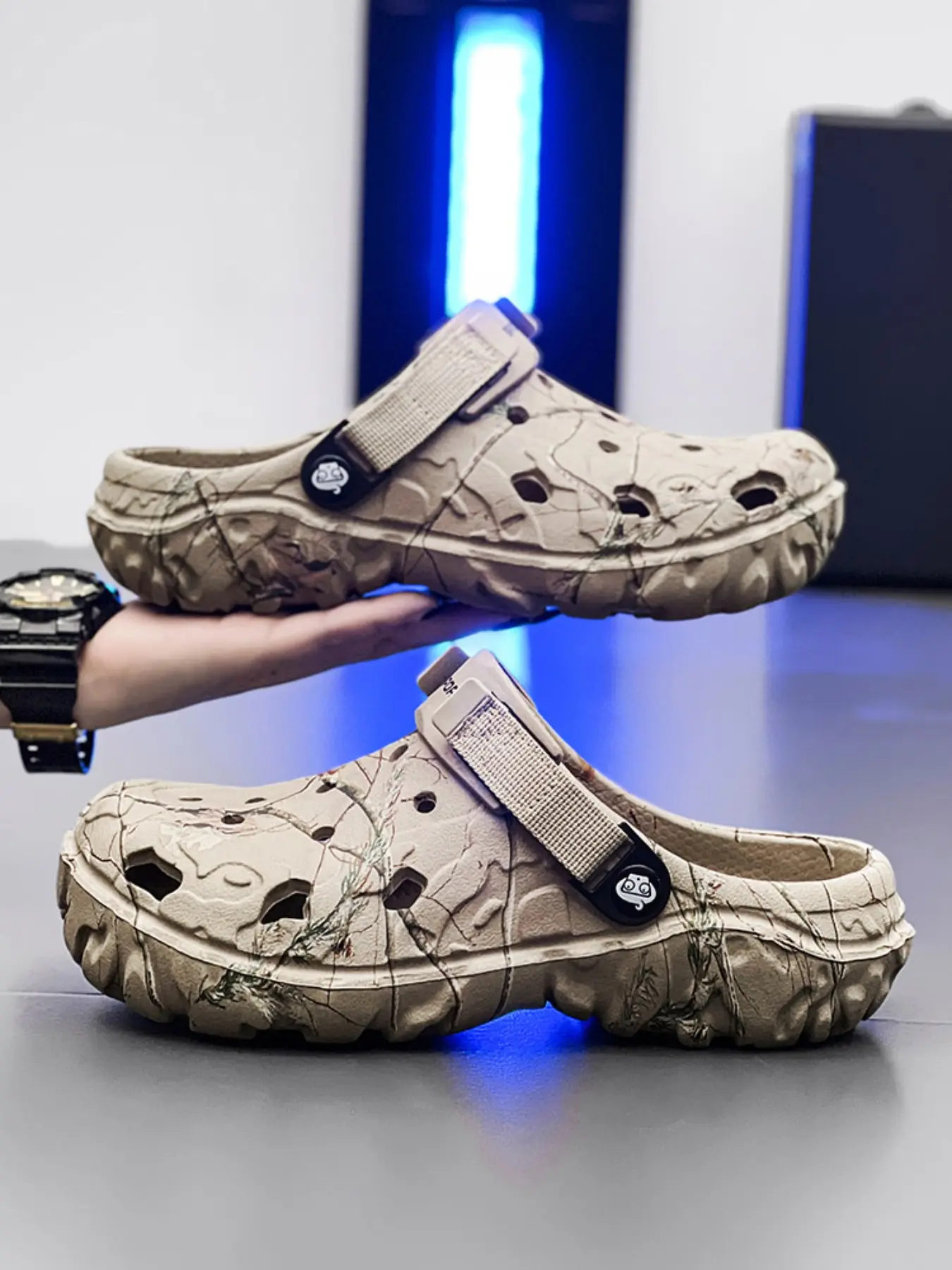 Camouflage Tree Branch Print Thick Soled Sandals Slippers，Adjustable Strap Waterproof Outdoor Fishing Garden Hole Shoes Summer Outdoor Footwear