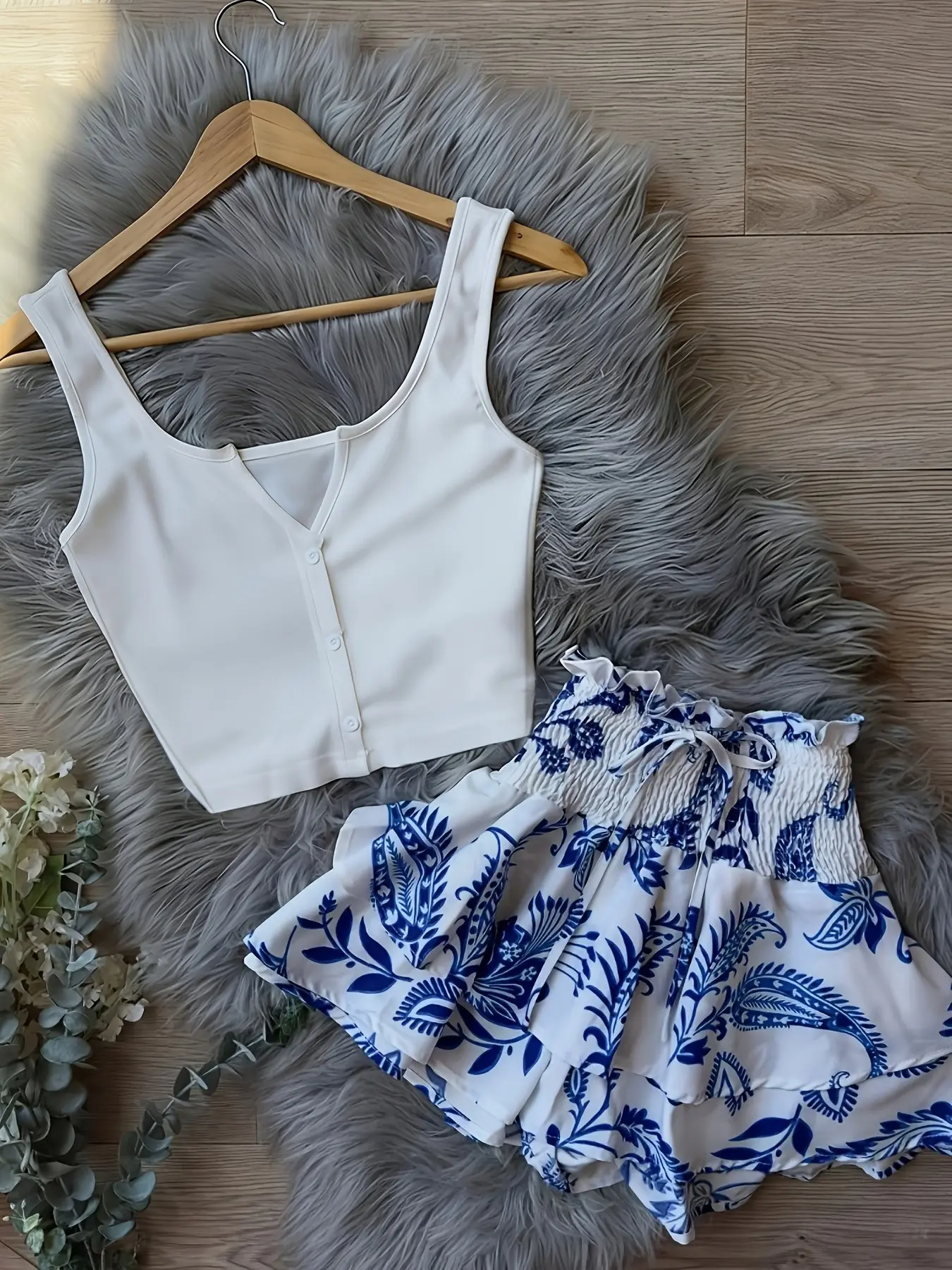 Women's Fashion Holiday Plain Button Crop Vest, Casual Lace Shorts Set, Fitted Sleeveless Top, Plants Pattern, Two-Piece