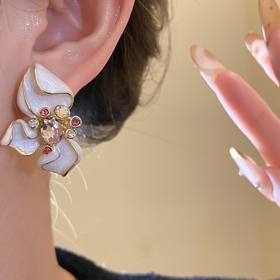 Silver needle studded with diamonds, oil-dripping flower ear clip, ear stud, mid-century vintage, retro earrings, light luxury and high-end women's jewelry