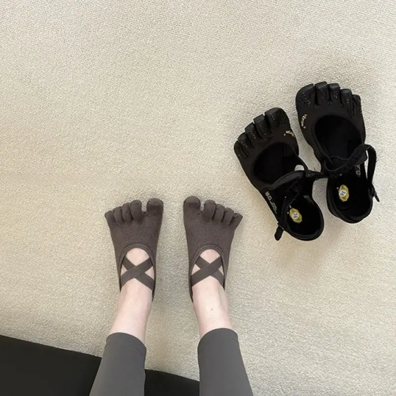Breathable, sweat-absorbing, silicone non-slip floor socks with straps for yoga, professional Pilates five-toe indoor sports and fitness socks