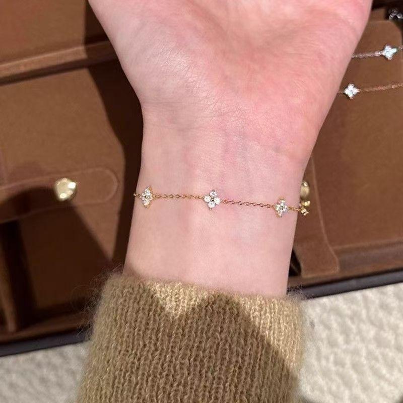 Gold-colored five-petal four-leaf flower design cubic zirconia bracelet, elegant women's jewelry, a perfect gift for special occasions