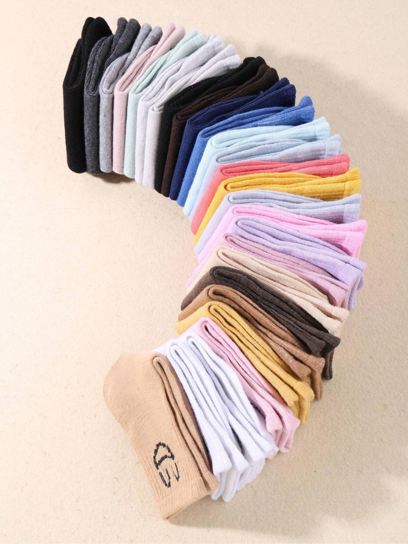 Random Women's Cartoon Face Pattern Crew Socks, Socks for Women, Casual Cute Moisture Wicking Socks,  Socks for Women, Soft Comfy Breathable Socks for All Seasons Daily Wear