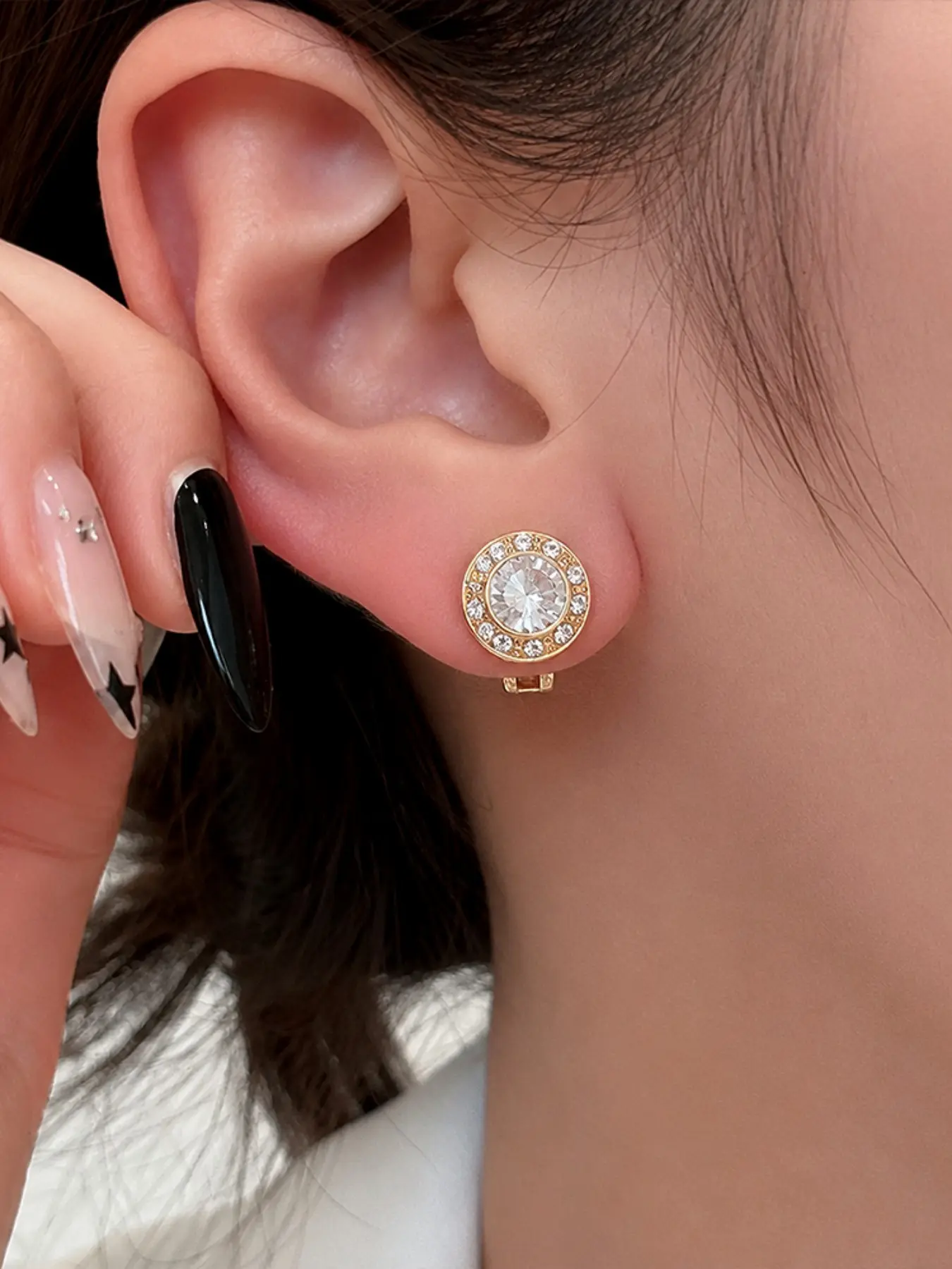 1 Pair Round Halo CZ Clip-On Stud Earrings for Women, Gold Plated Cubic Zirconia Non-Pierced Ear Clips, Sparkly Halo Diamond Earrings for Wedding/Party/Daily Wear, No Piercing Jewelry Gift