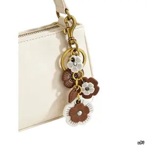 New Fashion Leather Camellia Keychain, Elegant Flower Shaped Floral Charm, High End Creative Accessory, Stylish Ornament For Underarm Bags And Lovely Gift For Women diy