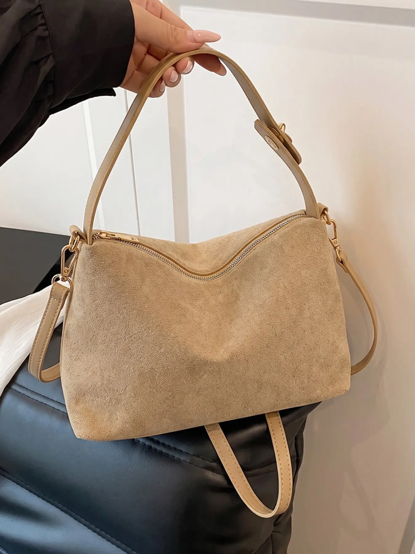 A stylish and versatile suede handbag with a smooth zipper and metal clasp, available in a solid color for autumn and winter. A unique and stylish choice for everyday use by women.