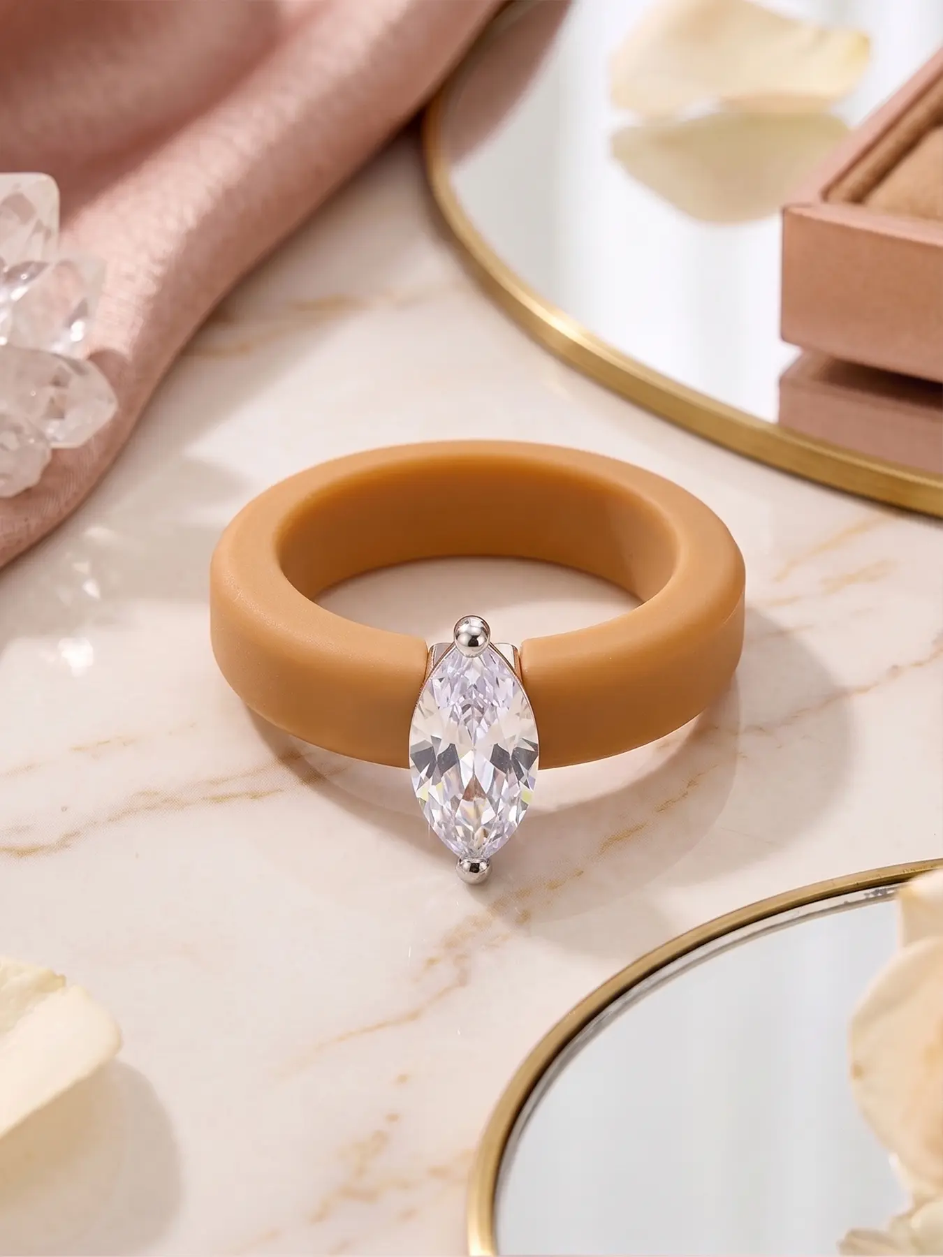 1 piece of Ma Yan Da Zircon Wide Edge Silicone Ring, waterproof and sweat proof, does not rust or oxidize when exposed to water, and does not darken or stain the skin; Suitable for seaside travel, camping, and home dressing