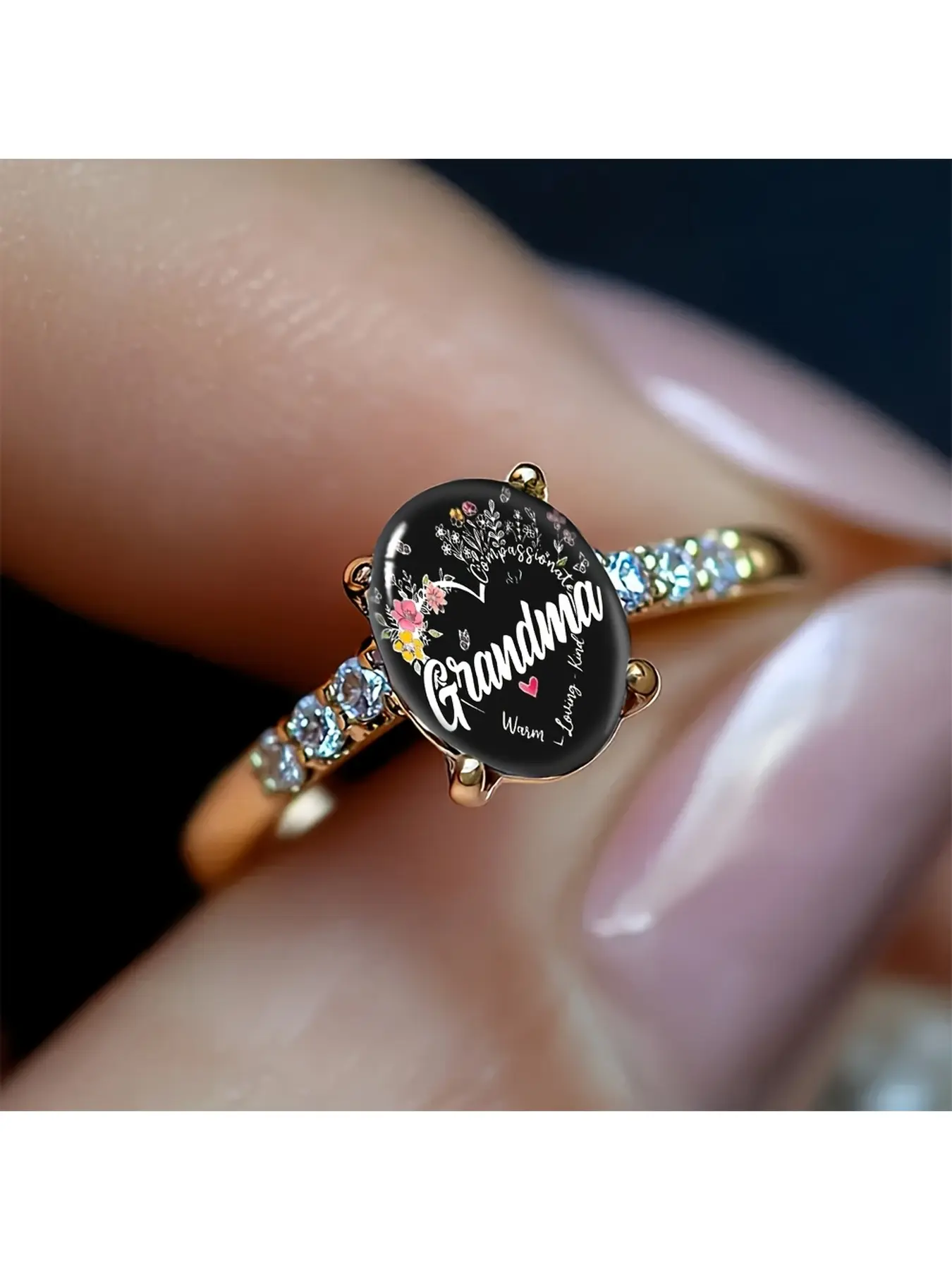 The grandmother's commemorative flower-shaped colored diamond gold ring features a black background with handwritten flower-shaped English text "Grandma", complemented by pink and yellow delicate flowers, hearts and warm words. It is a commemorative gift
