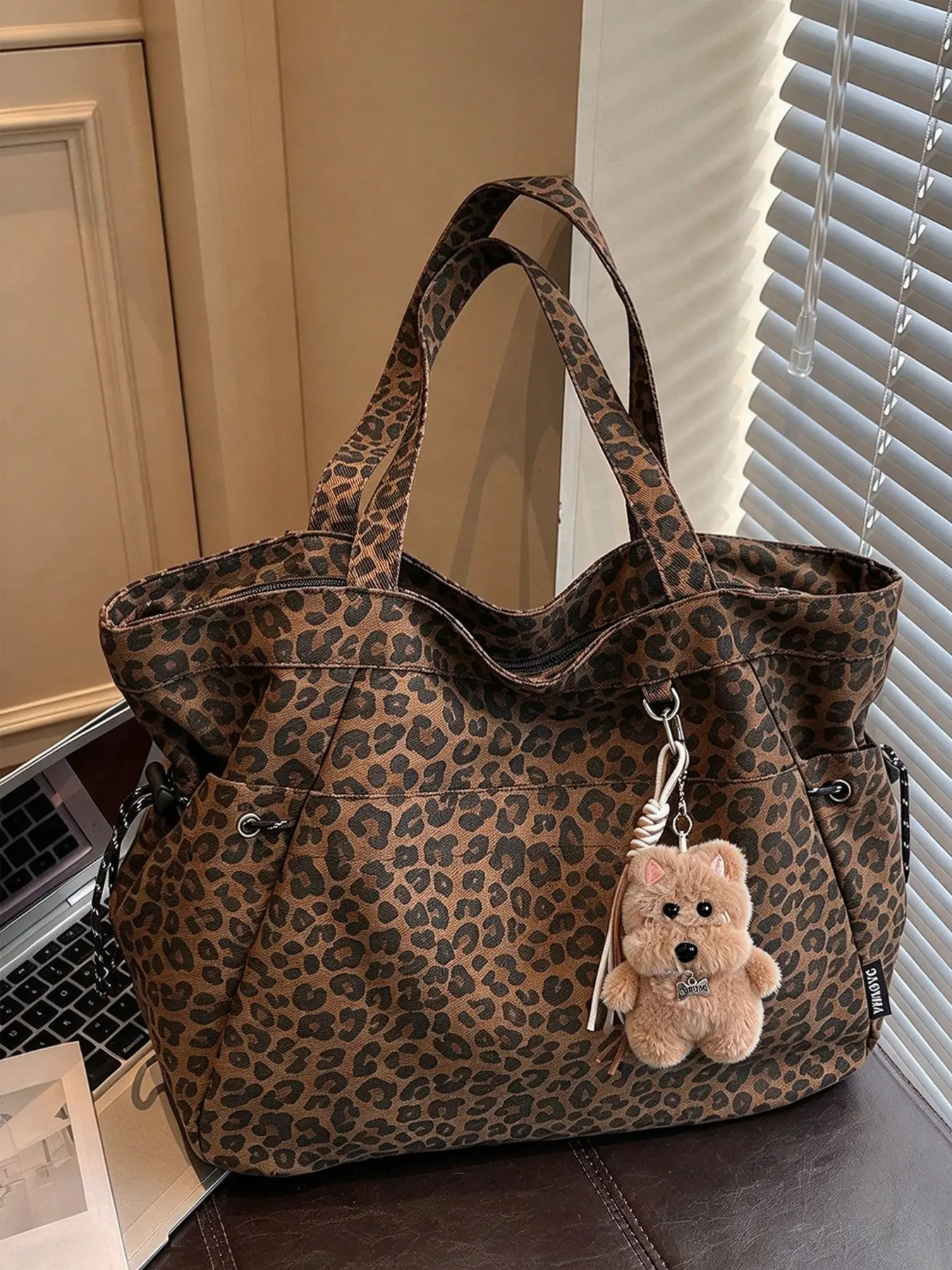 Retro casual leopard print tote shoulder bag for autumn and winter, large-capacity lightweight bag with a plush puppy decorative charm, ideal for commuting, campus life, shopping and street styling