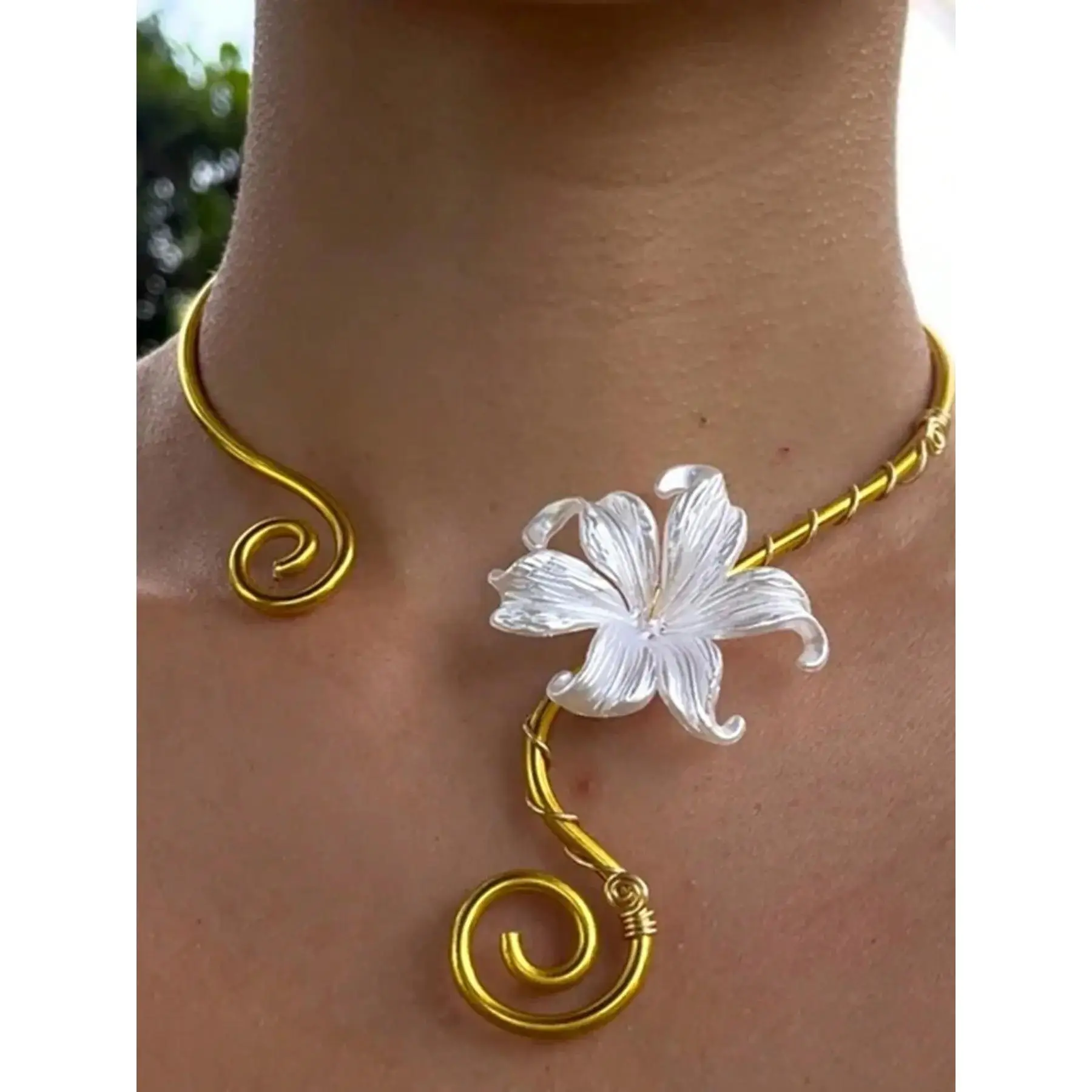 Floral Spiral Choker Alloy Necklace, Adjustable Wire Collar, Elegant Jewelry for Women, Flower Necklace, Fashion Accessory Necklace, Perfect for Vacations and Parties