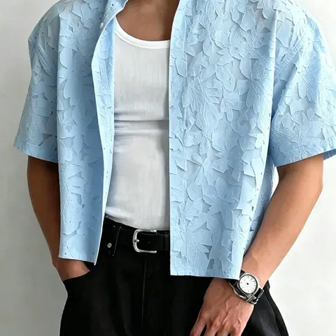 Men’s and women’s styles of streetwear lace-embellished, open-front short-sleeved shirts with a stand-up collar, perfect for casual streetwear or beach vacations. Available in three colors.