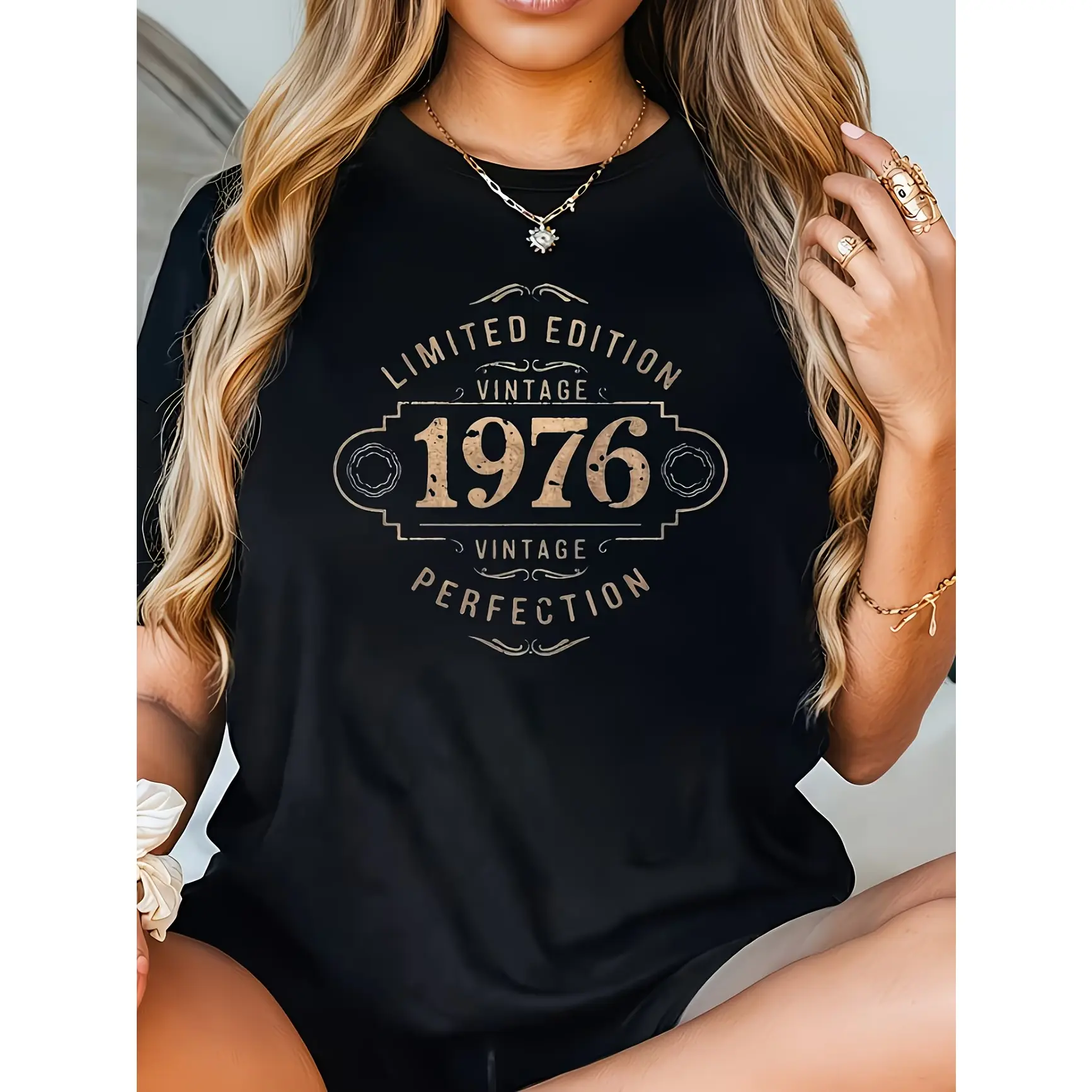Vintage 1976 Limited Edition Badge Graphic Oversized Comfort Cotton T-Shirt, Birthday Retro Fashion Outfit, Perfect Valentine's Day 1976 Birthday Gift For Him Her Friends Best Holiday Present Top Womenswear