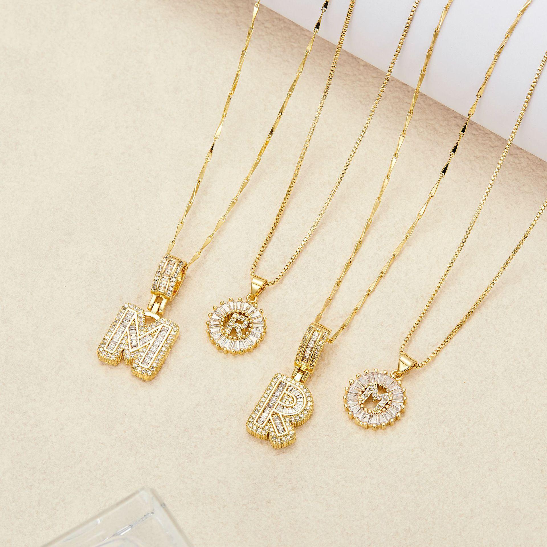 Crystal letter pendant necklace, inlaid with zirconia and plated with real gold, round 26 English letter collarbone chain ZM2Z.The classic letter necklace is timeless and suitable as a birthday gift for friends or couples