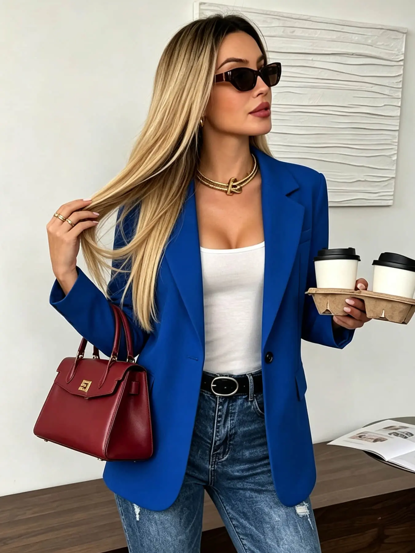 A stylish solid-color high-end women's casual blazer, a loose-fitting slim-fit professional suit jacket suitable for all seasons, ideal for daily commuting, business meetings, and short trips
