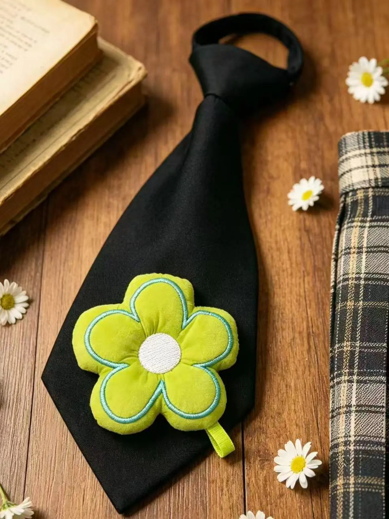 Women 3D Green Flower Pre‑Tied Necktie, Y2K Preppy Aesthetic Decorative Fashion Tie for Women’s Shirt Outfits