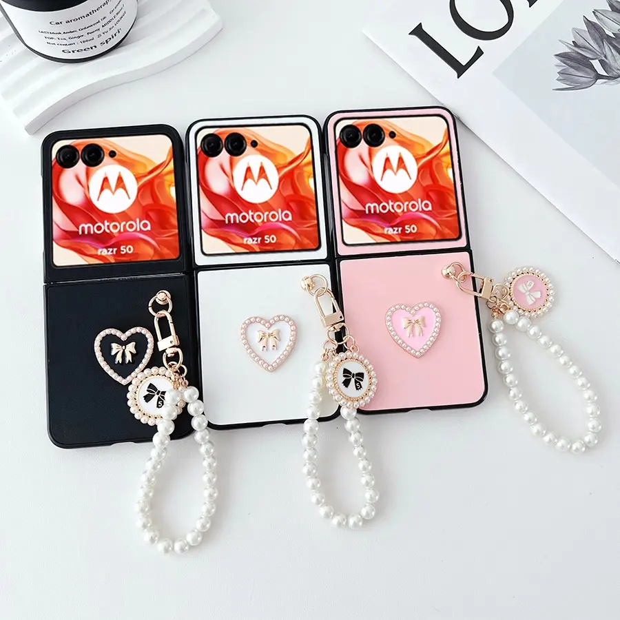 PU leather heart-shaped cellphone case protector, equipped with a heart-shaped pearl bracelet. The hard PC back panel protects the phone case. Suitable for Motorola Razr 2024, Razr 2025, Razr 50, Razr 60, Razr 50 Ultra, Razr 60 Ultra