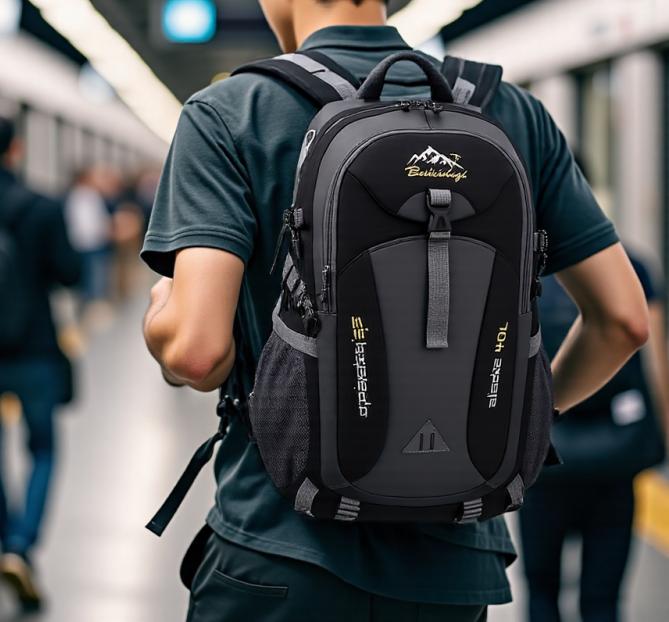 Stop choosing between light weight and big capacity.This 40L unisex rucksack is both – plus breathable padding. Hiking just got way more enjoyable.