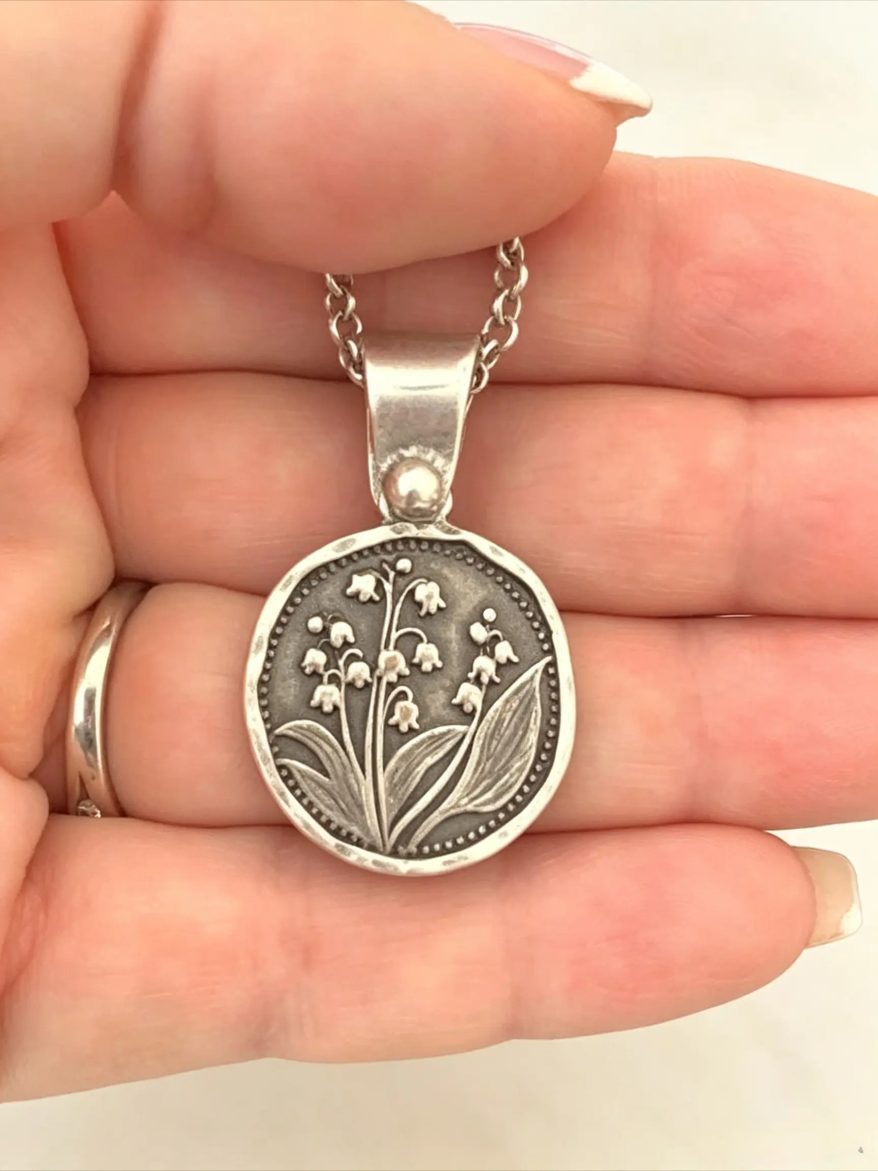 A Vintage-Style, Distressed Lily-of-the-Valley Relief Round Pendant Necklace for Women: Minimalist, Niche Design, Artistic Pendant, Versatile Accessory for Everyday Wear and Commuting