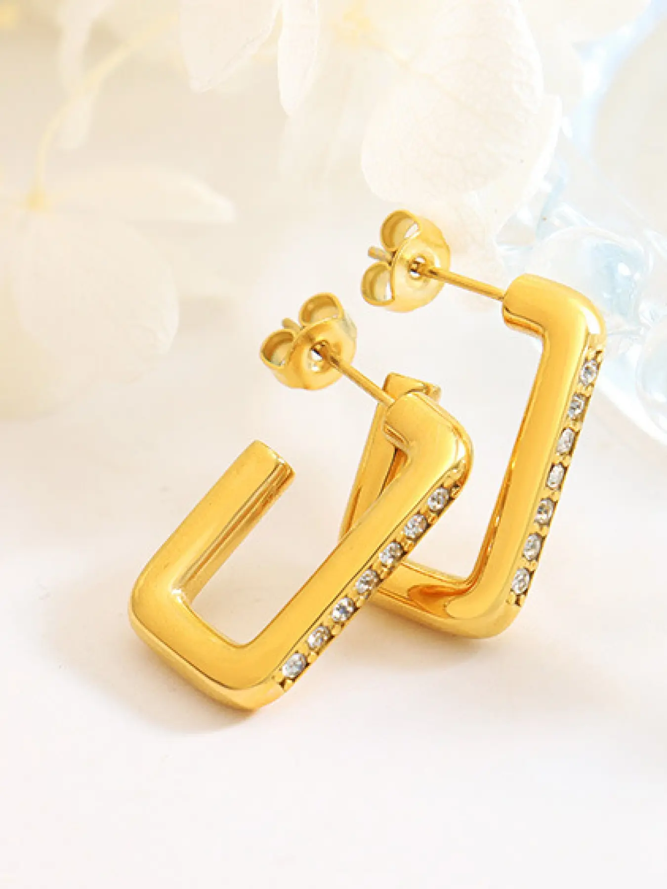 A pair of bright plain square diamond studded open earrings, paired with a single row of broken diamonds to create exquisite details, simple and fashionable, suitable for various scenarios such as daily commuting, workplace light business, and dating.