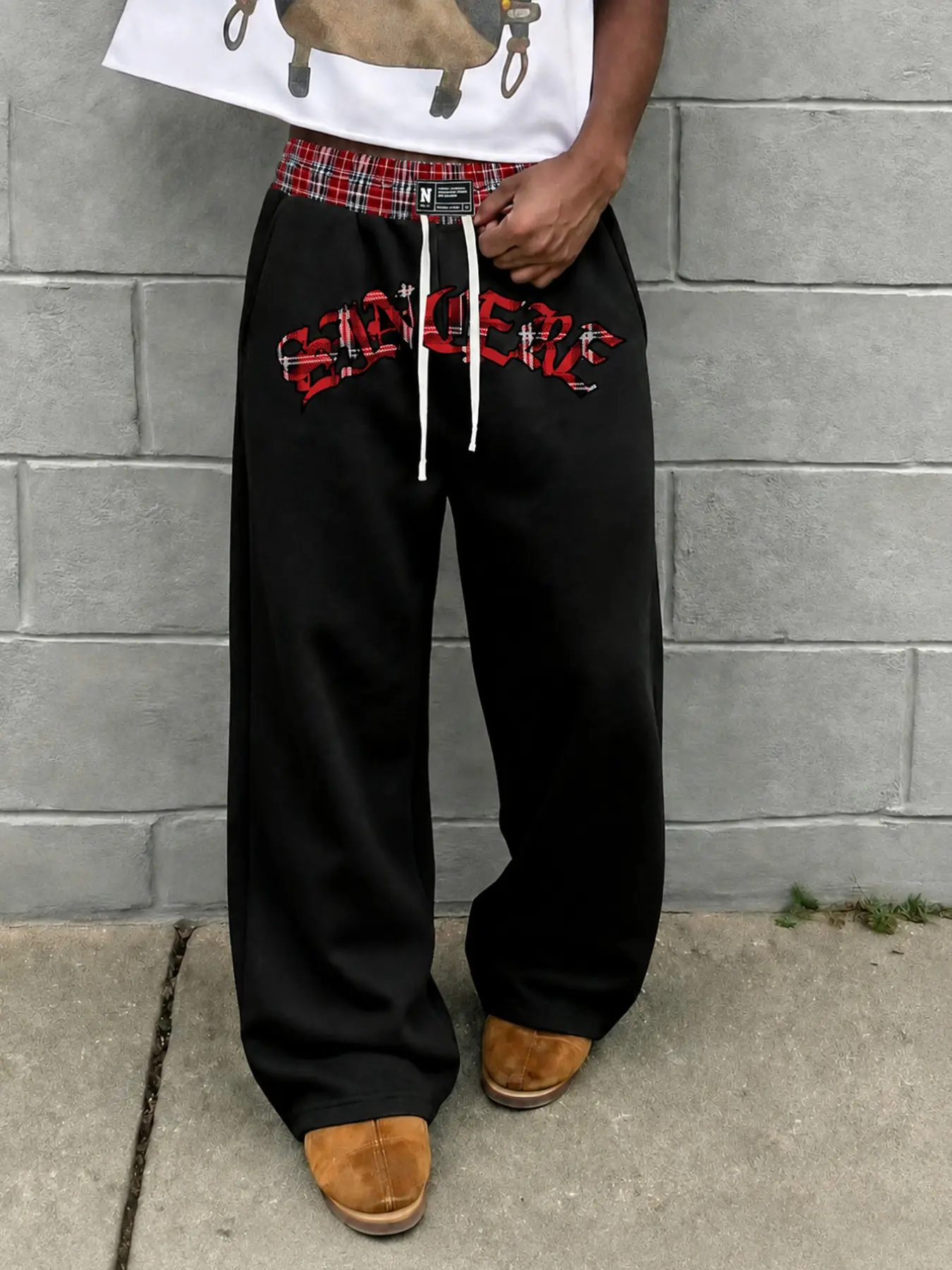 Men Y2K Hip‑Hop Baggy Wide Leg Sweatpants, Plaid Contrast Inner Waistband Drawstring Elastic Waist Gothic Plaid Letter Graphic Print Loose Soft Streetwear Joggers For Skate Campus Daily Street Weekend OOTD