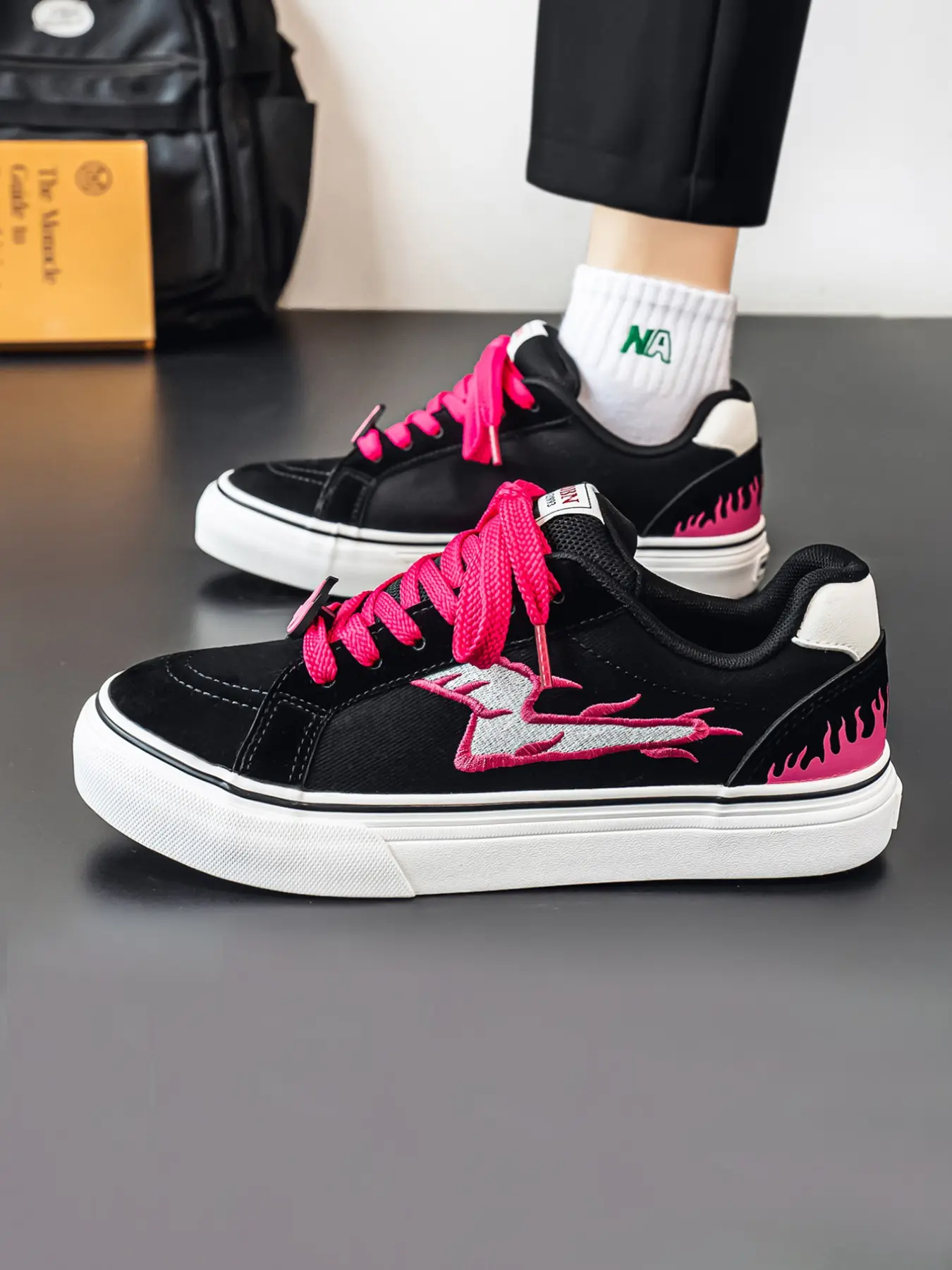 Men's Casual Canvas Skate Shoes, Low Top Sporty Board Sneakers, Fluorescent Flame Embroidery, Sizes 39-44, Spring Summer New Arrival