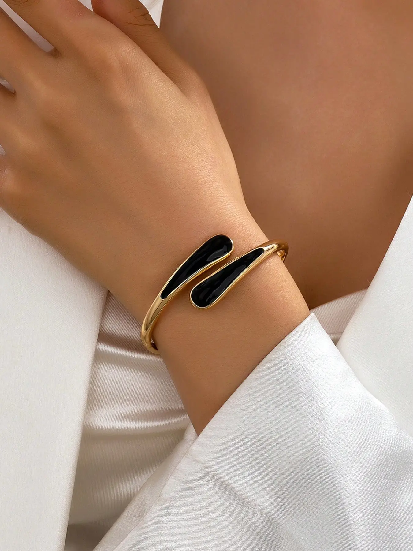 1pc Fashionable New Elegant Versatile Beach Style Gold-Plated & Drip Oil Black Water Drop Shaped Bracelet For Women