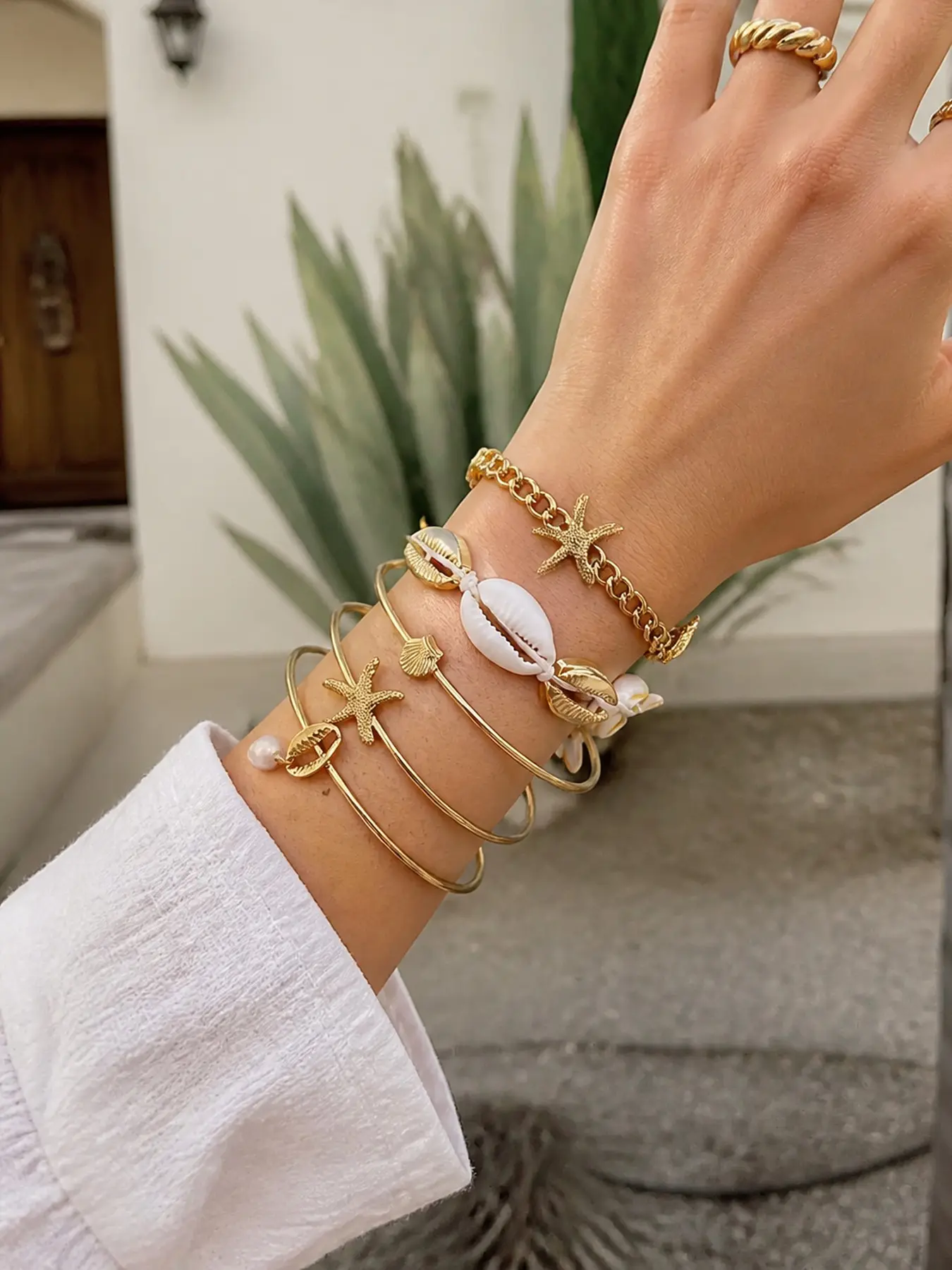 5-piece ocean-themed shell and starfish stackable bracelet set, Boho beach-style layered wrist accessories for women, great for vacation outfits, holiday gifts, or a surprise present