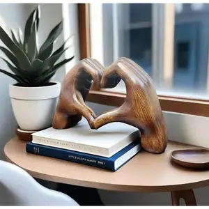 Heart Shaped Resin Hand Sculpture, Modern Desktop Decorative Ornament, Art Decoration for Bookshelf, Home, Office, Cabinet, Room Decor, Desktop Statue, Decorative Sculpture, Gift for Teacher, Mother's Day