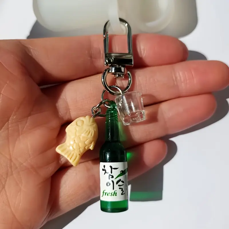 2pcs Resin Soju Bottle & Shot Glass Keychain with Fish-Shaped Bun Charm, Lobster Clasp, Decorative Ladies Keyring for Birthday