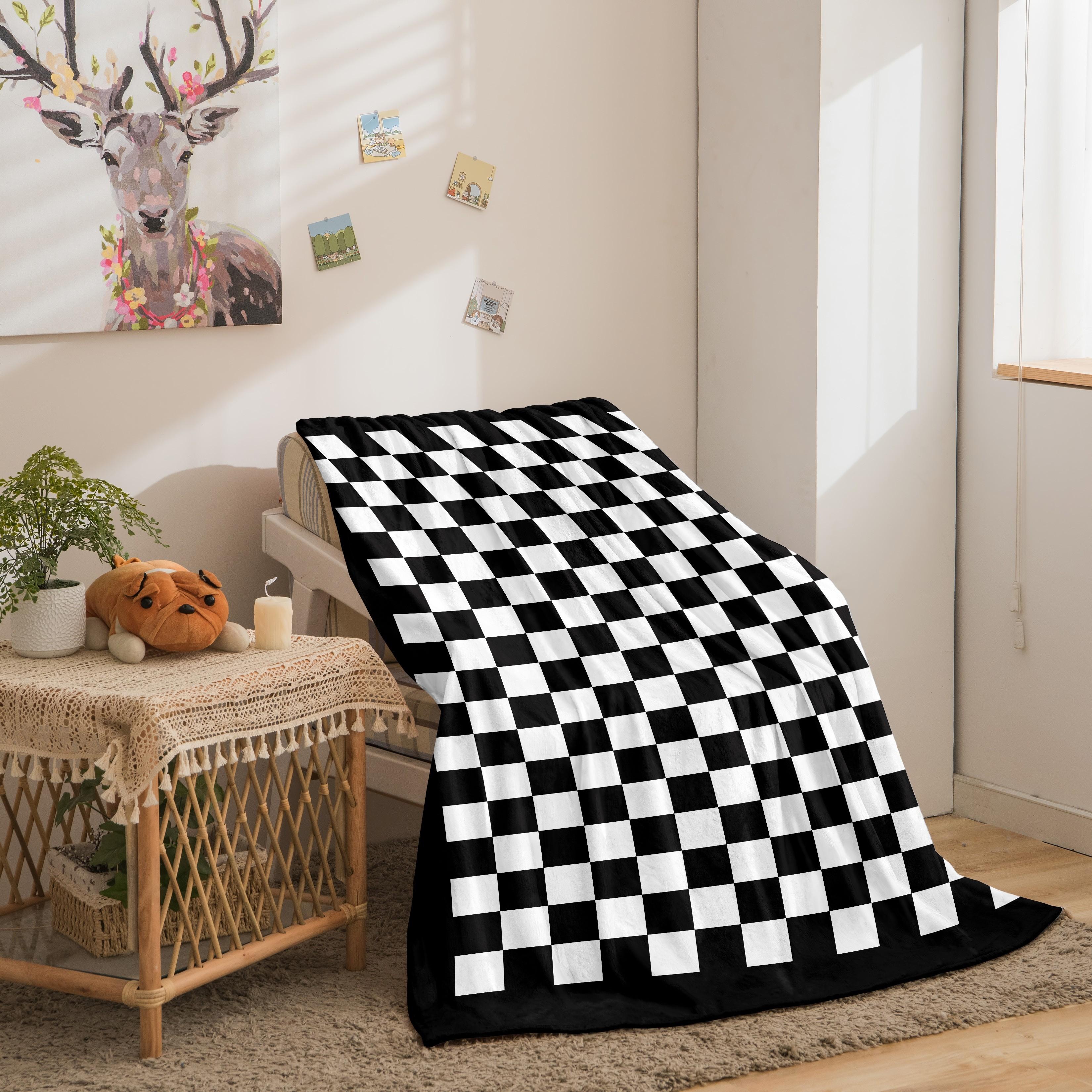 1pc Black and White Checkerboard Pattern Flannel Blanket, Warm and Comfortable, Skin-friendly and Delicate, Suitable for Office, Nap, Outdoor, and Other Scenarios