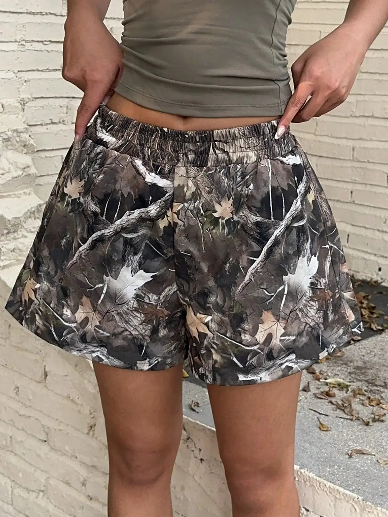 Summer Street Style Plus Size Sporty Loose Women's Shorts, Casual Leaf Print Elastic Waist Pockets, Fashion Trend for Summer, Casual Fashionable Shorts